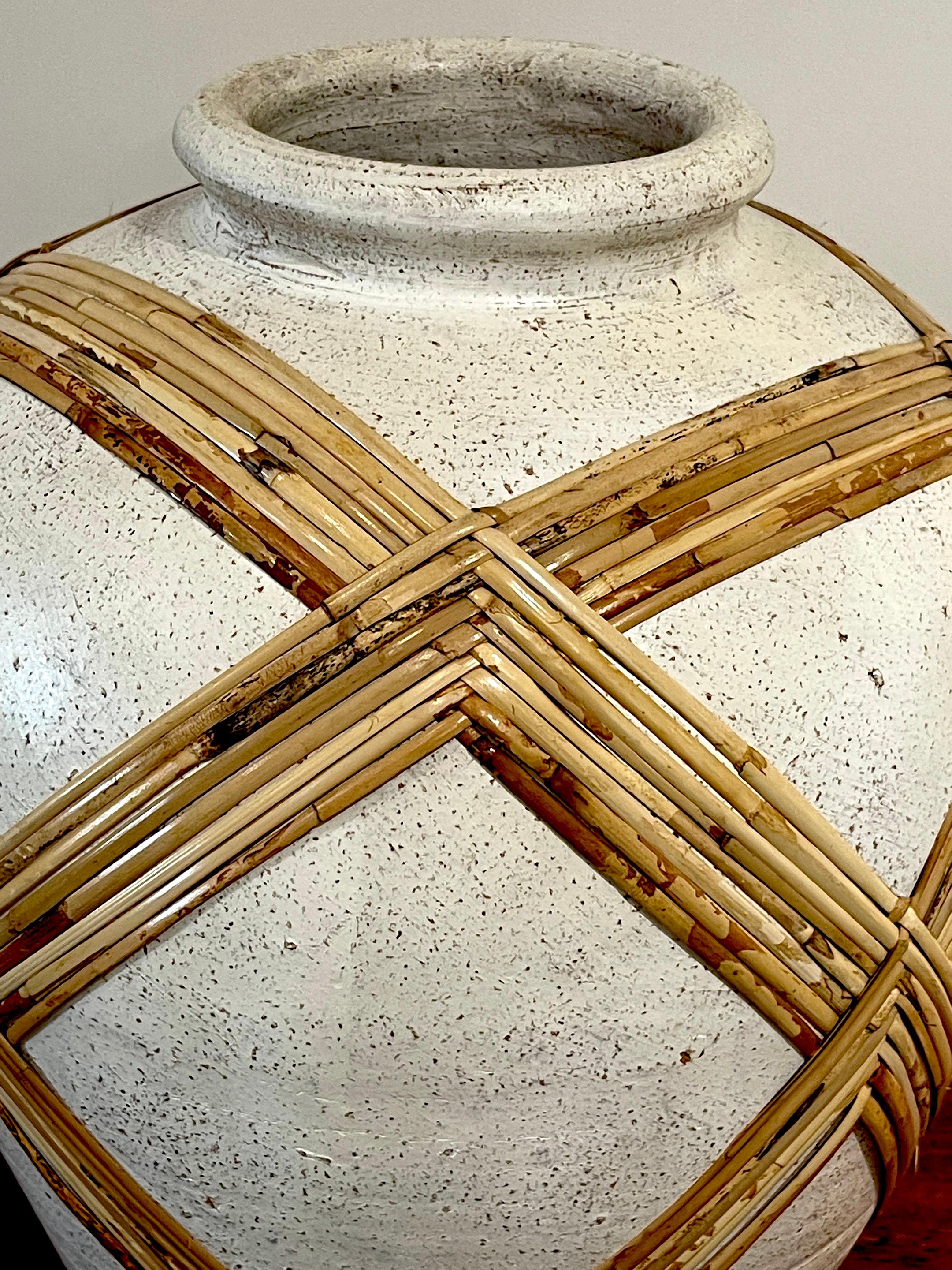 Italienische „Scava“-Keramik mit geflochtenem Rattan-Appliqu-Schirmständer oder Vase im Zustand „Gut“ im Angebot in West Palm Beach, FL