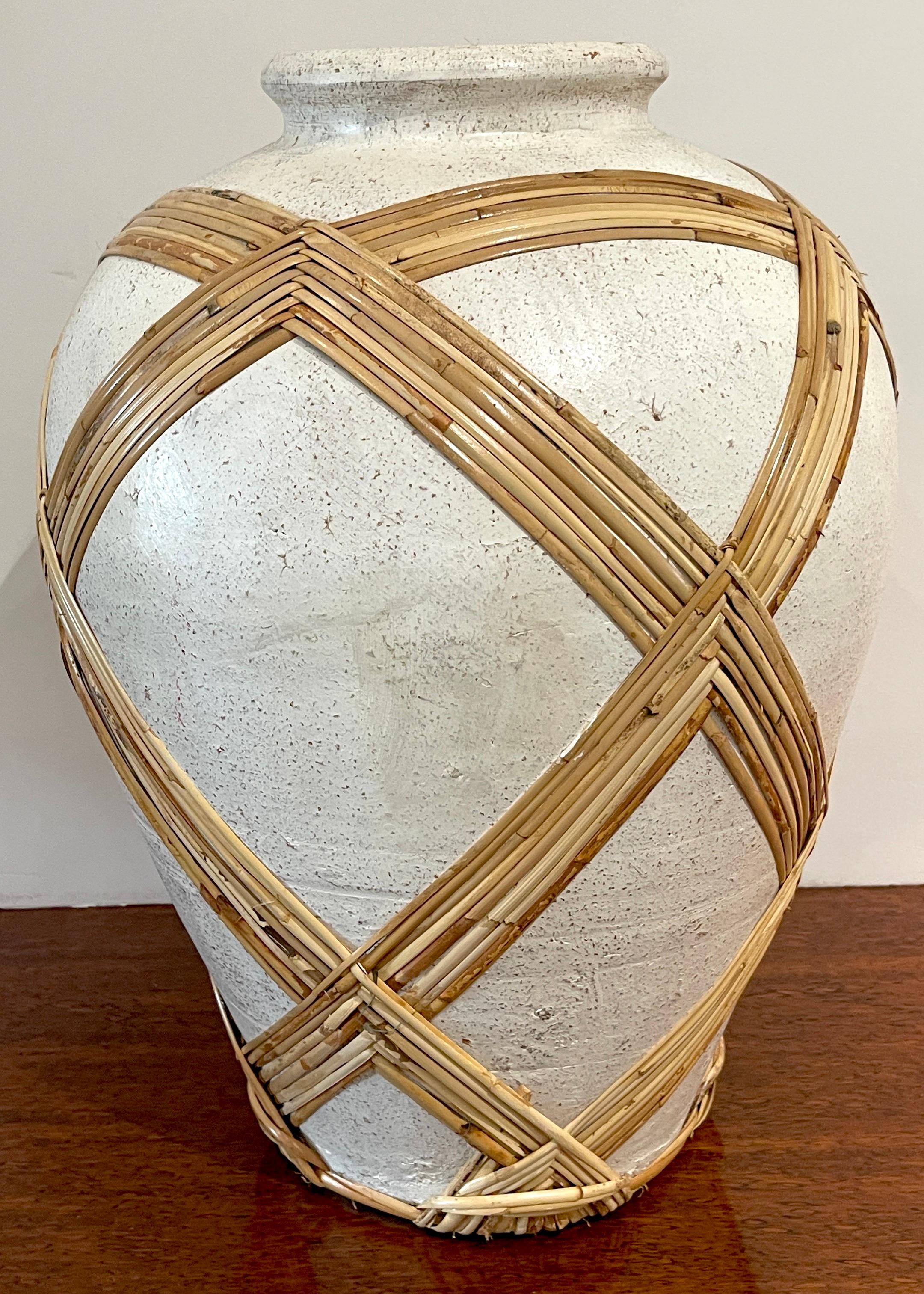 Italienische „Scava“-Keramik mit geflochtenem Rattan-Appliqu-Schirmständer oder Vase (Töpferwaren) im Angebot