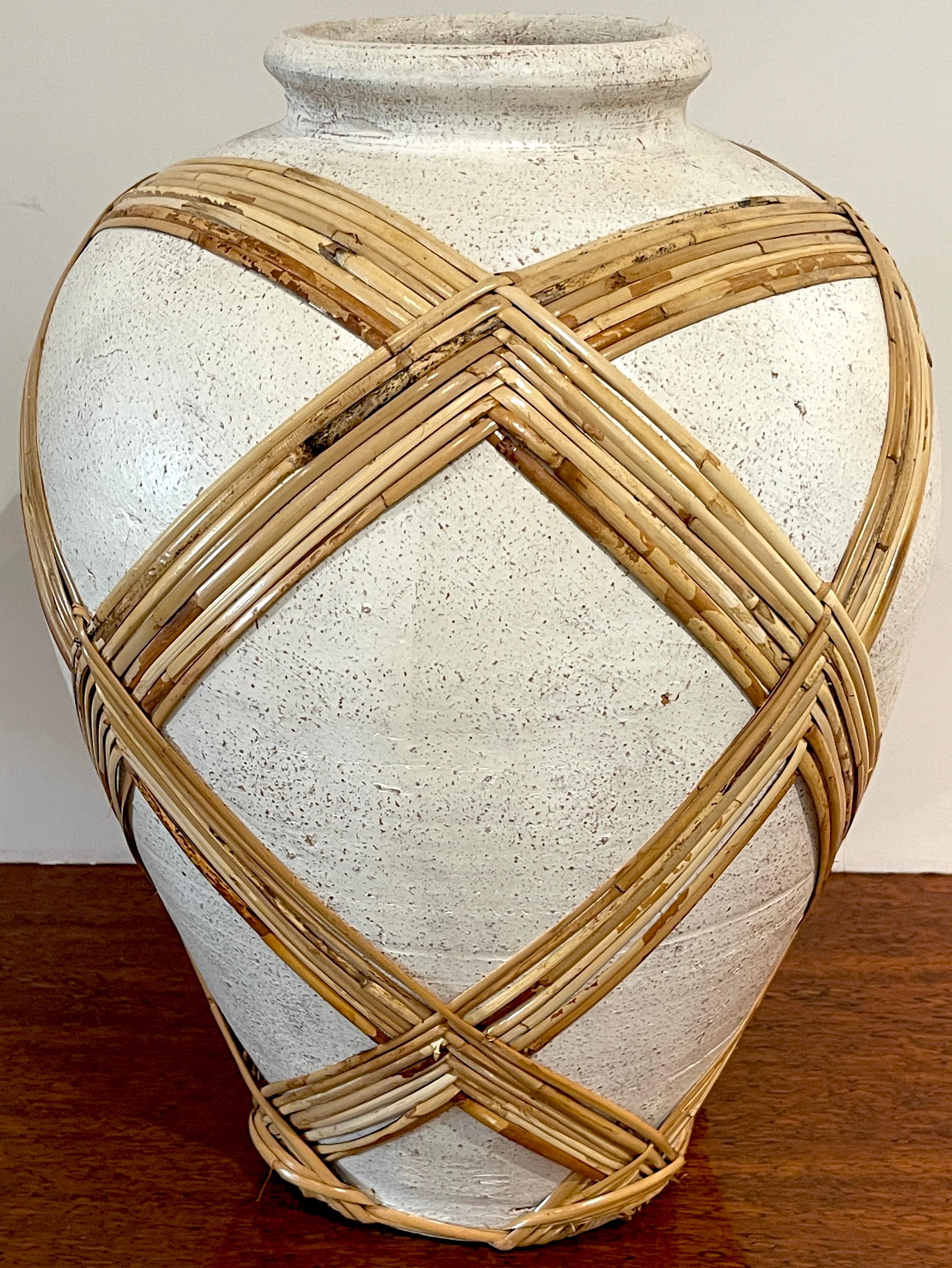 Italienische „Scava“-Keramik mit geflochtenem Rattan-Appliqu-Schirmständer oder Vase im Angebot 1