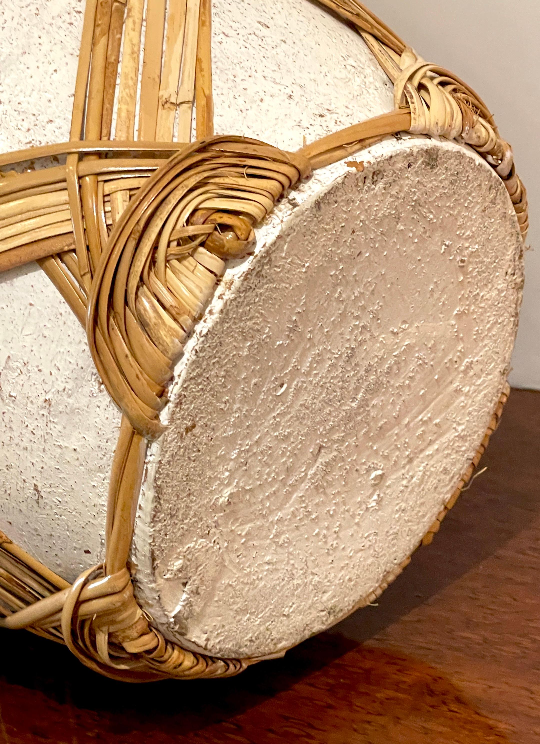 Italienische „Scava“-Keramik mit geflochtenem Rattan-Appliqu-Schirmständer oder Vase im Angebot 2