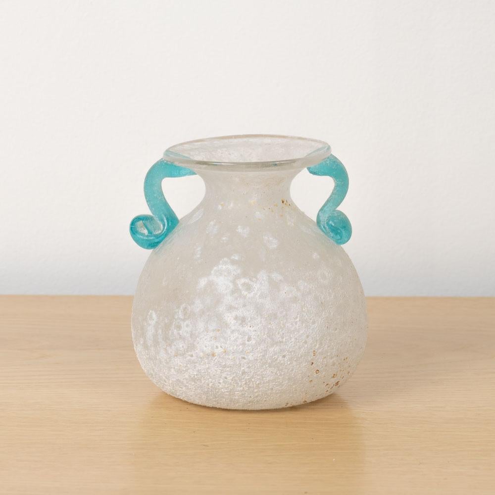 Italienische Vintage-Vase von Scavo in einer schönen Amphora-Form aus den 1960er Jahren. Hergestellt aus weißem Milchglas und kleinen blauen Glasgriffen an der Seite. Wunderschönes Dekorationsstück. 