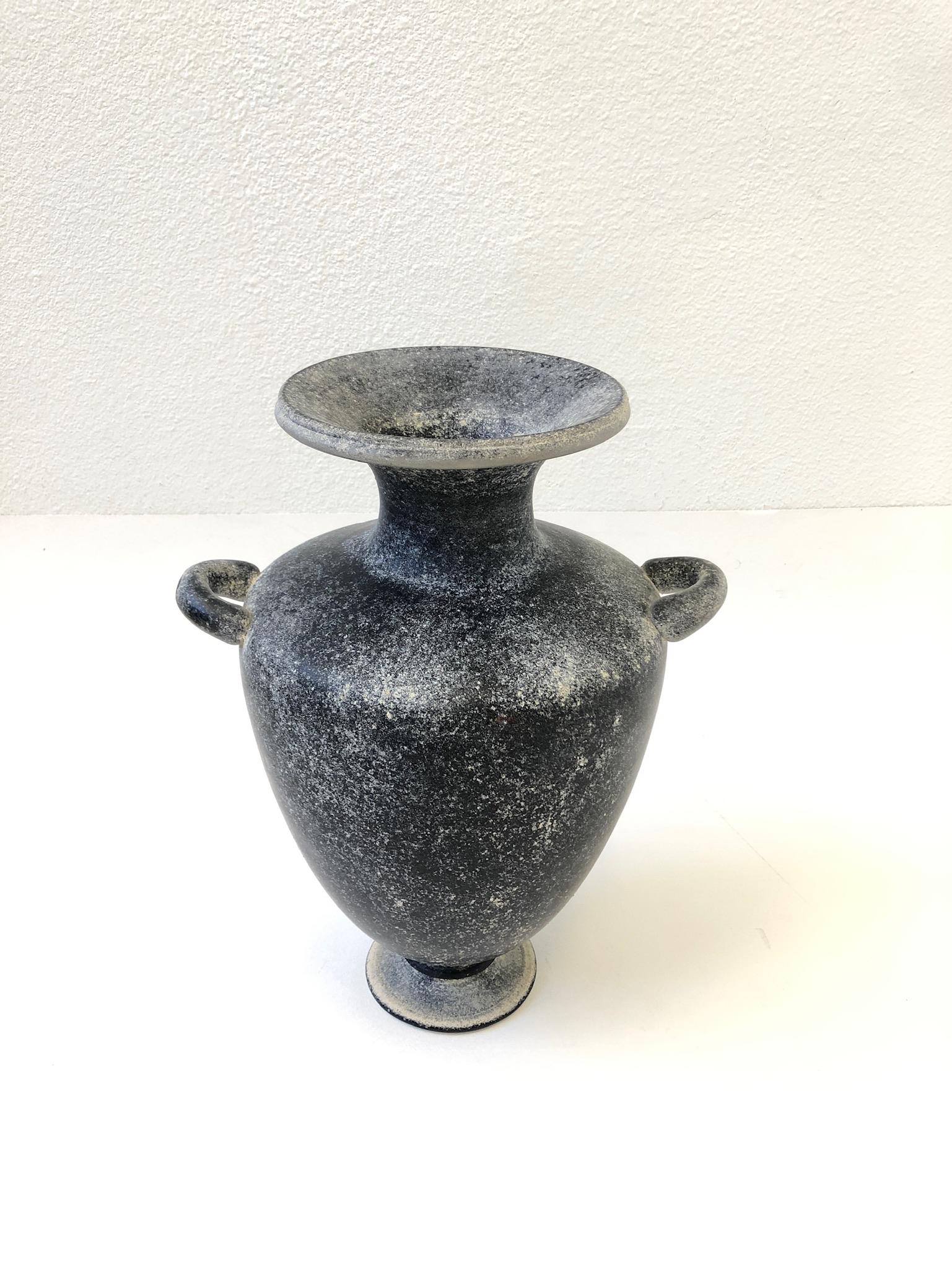 Große Vase aus schwarzem Muranoglas der 1980er Jahre von Seguso Vetri d'Arte.
Die Vase ist handsigniert.
Aus einem Nachlass von Steve Chase.
Abmessungen: 17.5