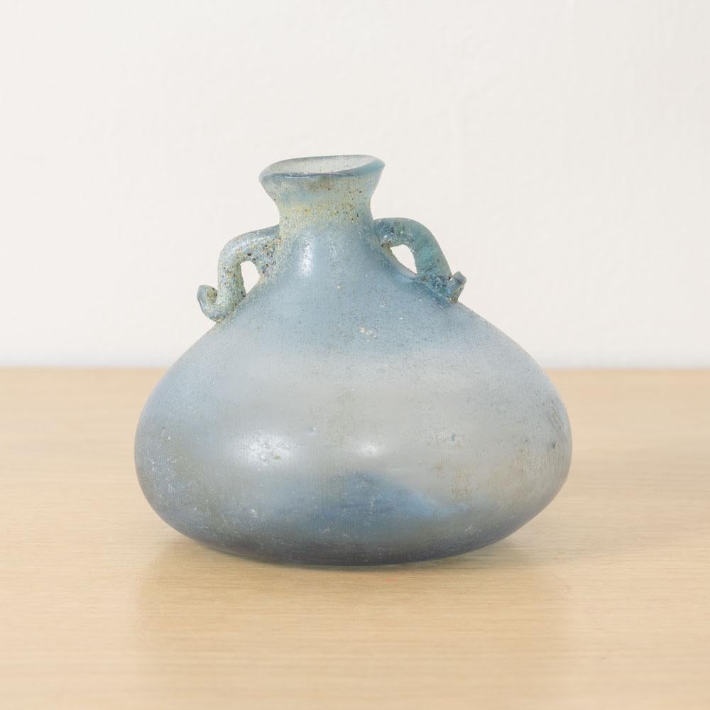Bellissimo vaso Scavo in vetro blu smerigliato proveniente dall'Italia. Corpo bulboso con piccole maniglie sul collo. Grande pezzo vintage dalla forma irregolare. 
