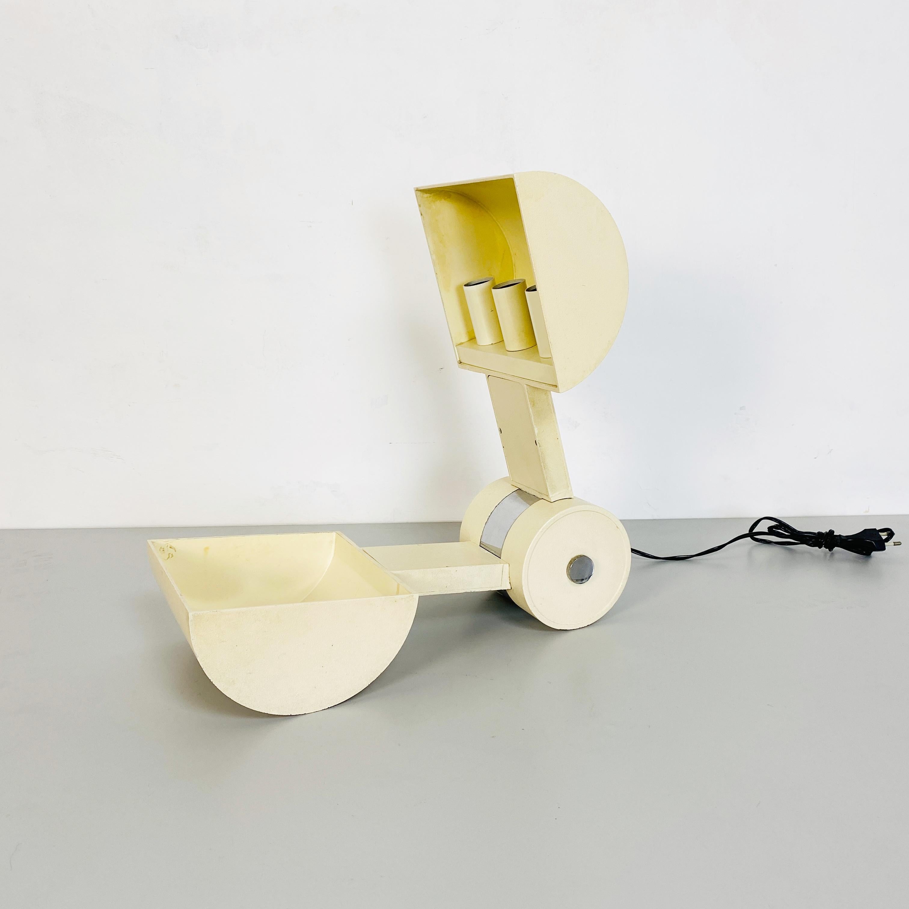 Lampe de table Schiacciasassi de Gian Paolo Benedini pour Tecnosalotto, 1980
Lampe de table en métal blanc avec des détails en métal chromé. Il peut être ouvert et fermé complètement, il est composé de trois ampoules. Mod. Schiacciasassi de Gian