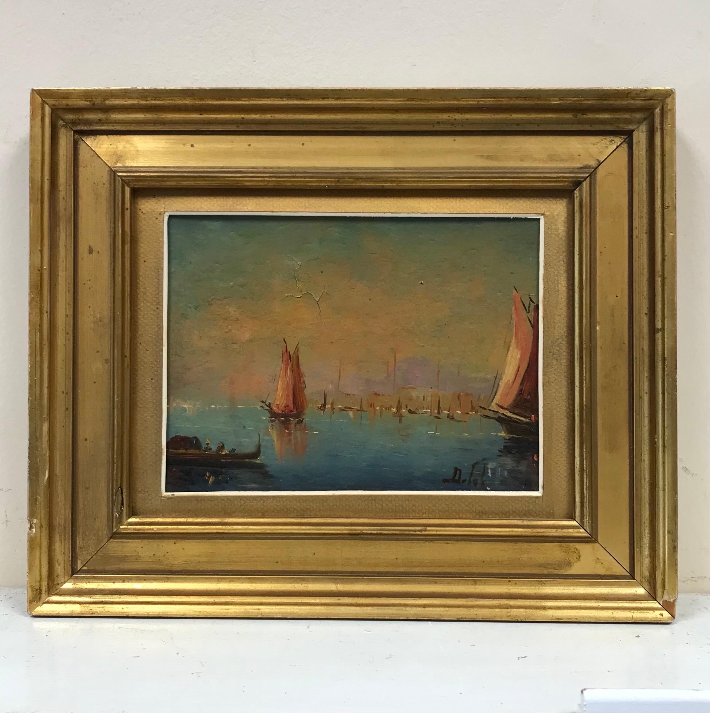 Ancienne peinture à l'huile italienne signée Paysage marin ensoleillé avec des bateaux à l'extérieur d'un port de ville - Painting de Italian School