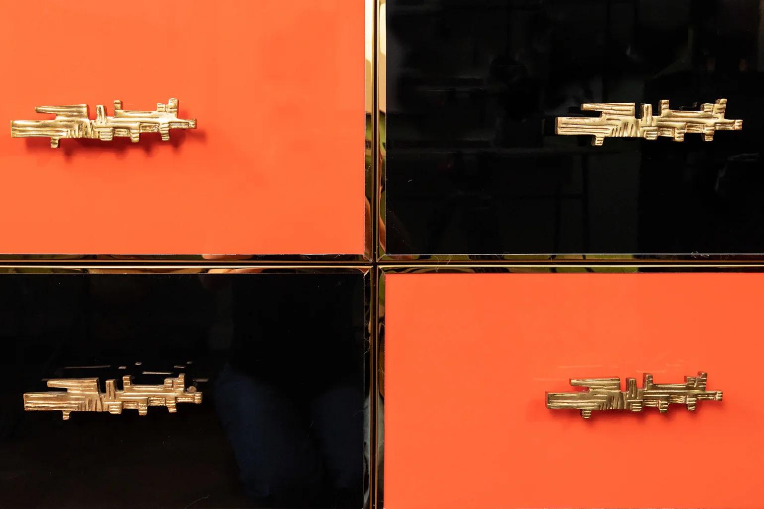 Commode d'école italienne laquée noir et orange avec laiton doré Bon état - En vente à Milano, IT