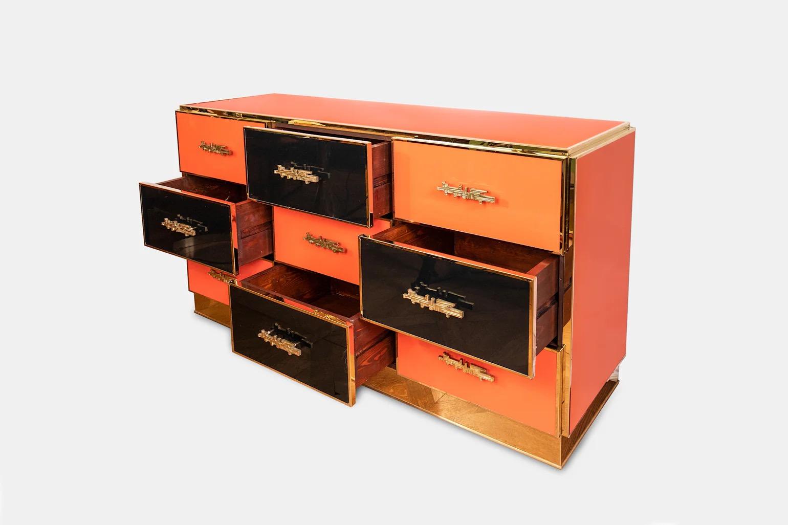 XXIe siècle et contemporain Commode d'école italienne laquée noir et orange avec laiton doré en vente