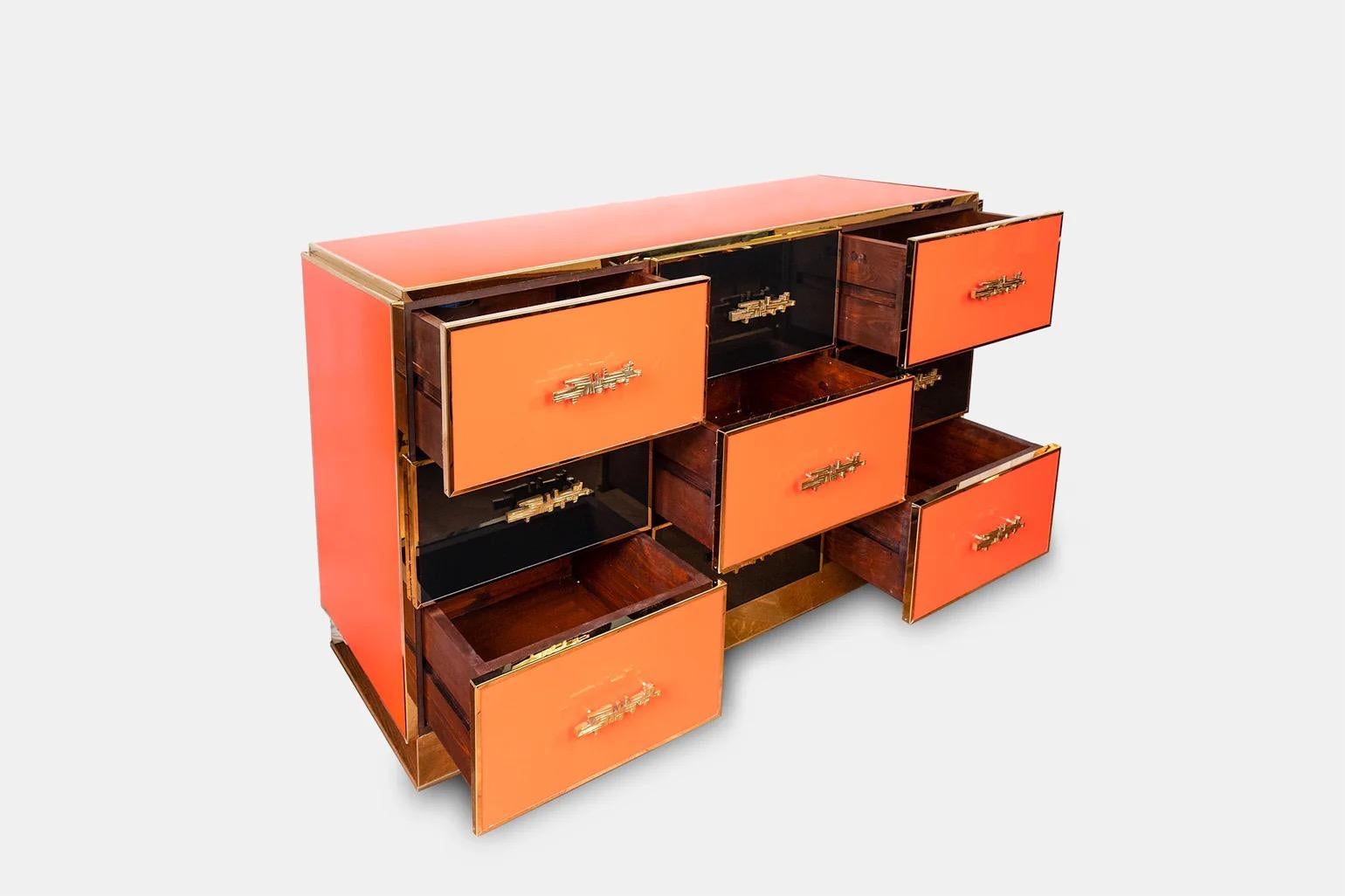 Laiton Commode d'école italienne laquée noir et orange avec laiton doré en vente