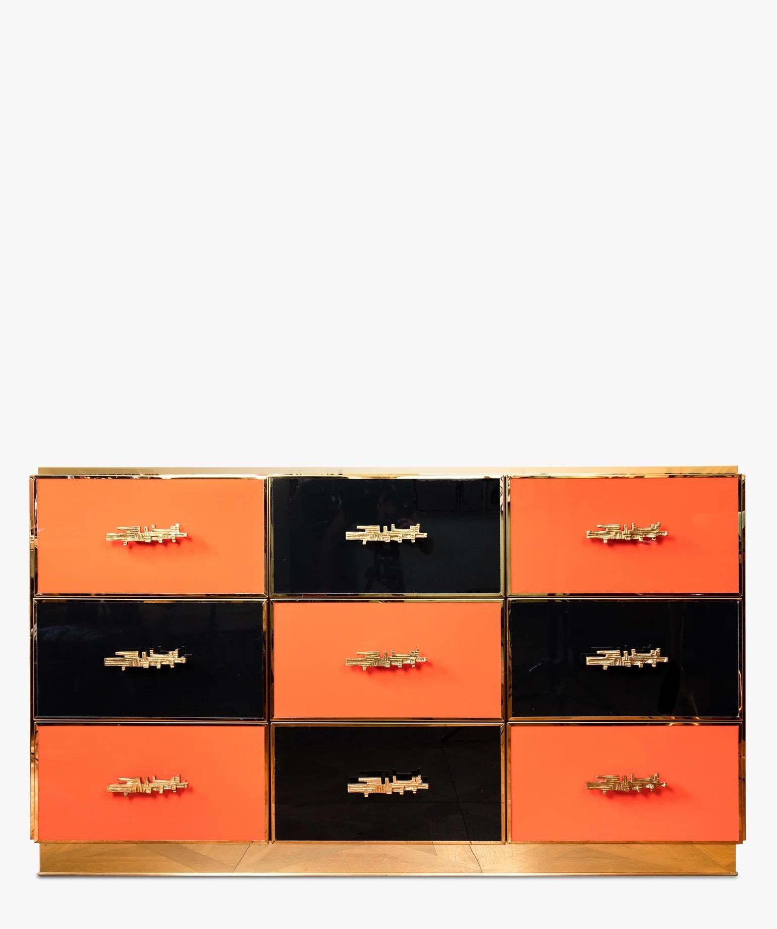 Commode d'école italienne laquée noir et orange avec laiton doré en vente 1