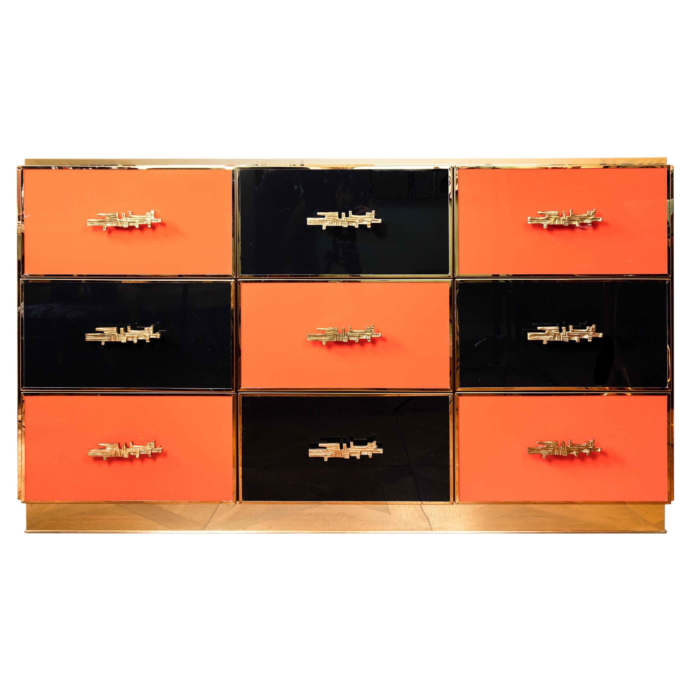 Commode d'école italienne laquée noir et orange avec laiton doré en vente