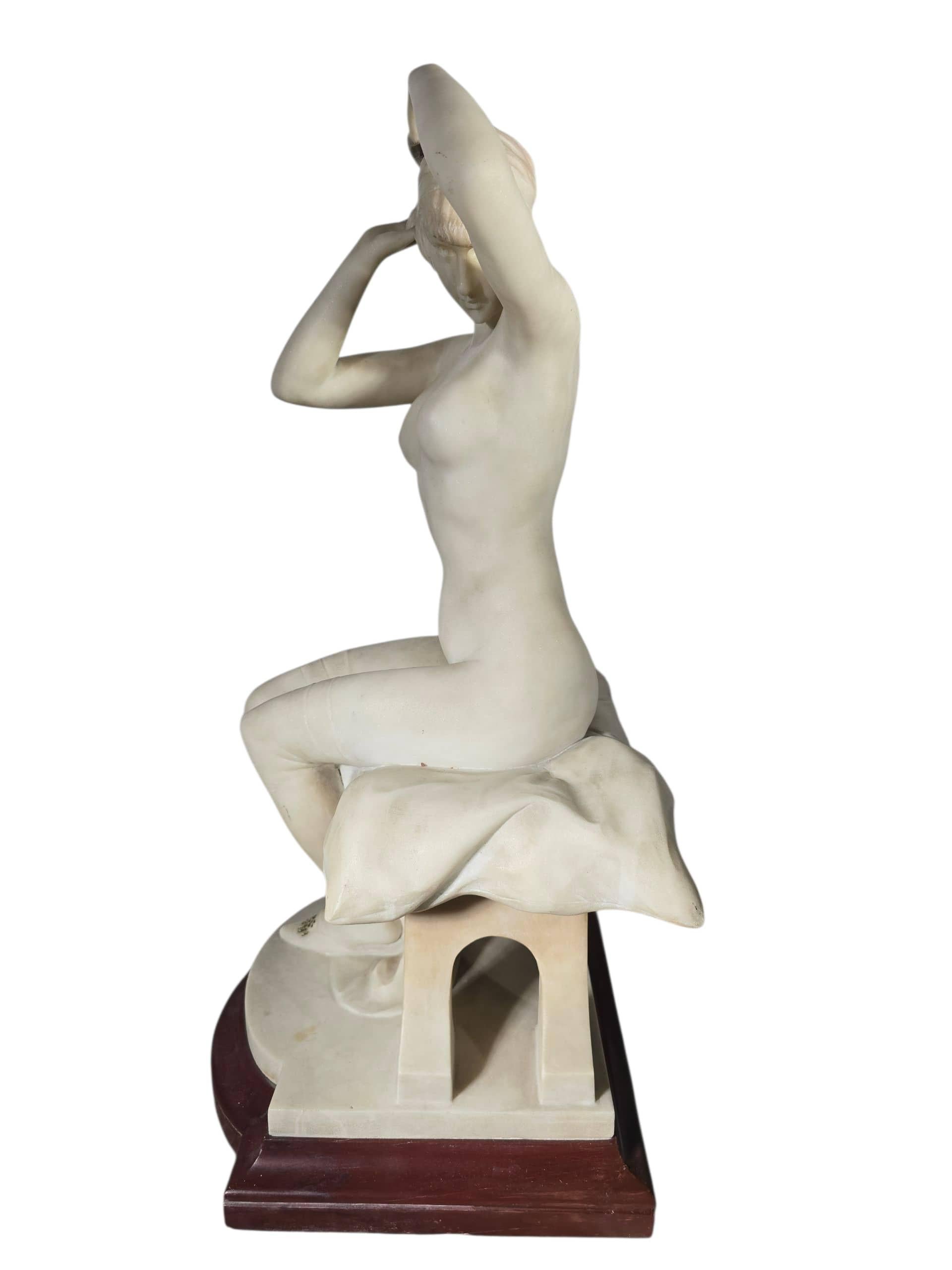 Scuola italiana, primo quarto del XX secolo. Scultura in marmo bianco scolpito in vendita 7