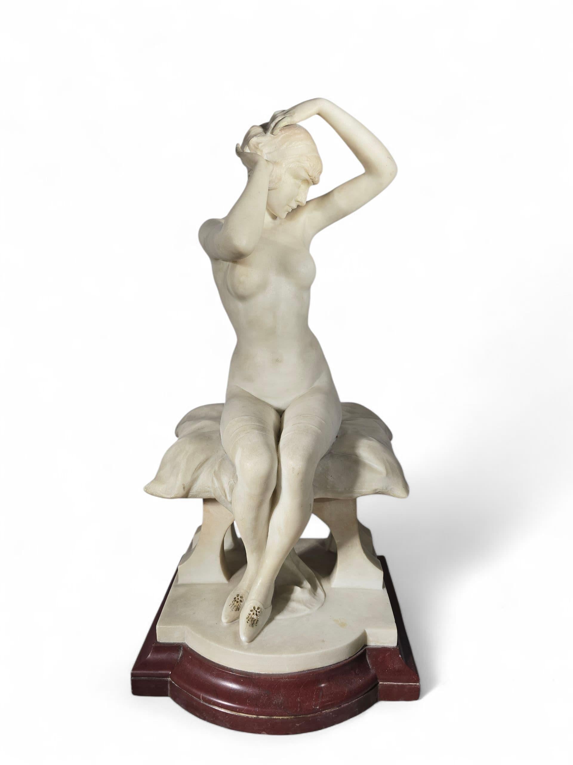 Marmo Scuola italiana, primo quarto del XX secolo. Scultura in marmo bianco scolpito in vendita