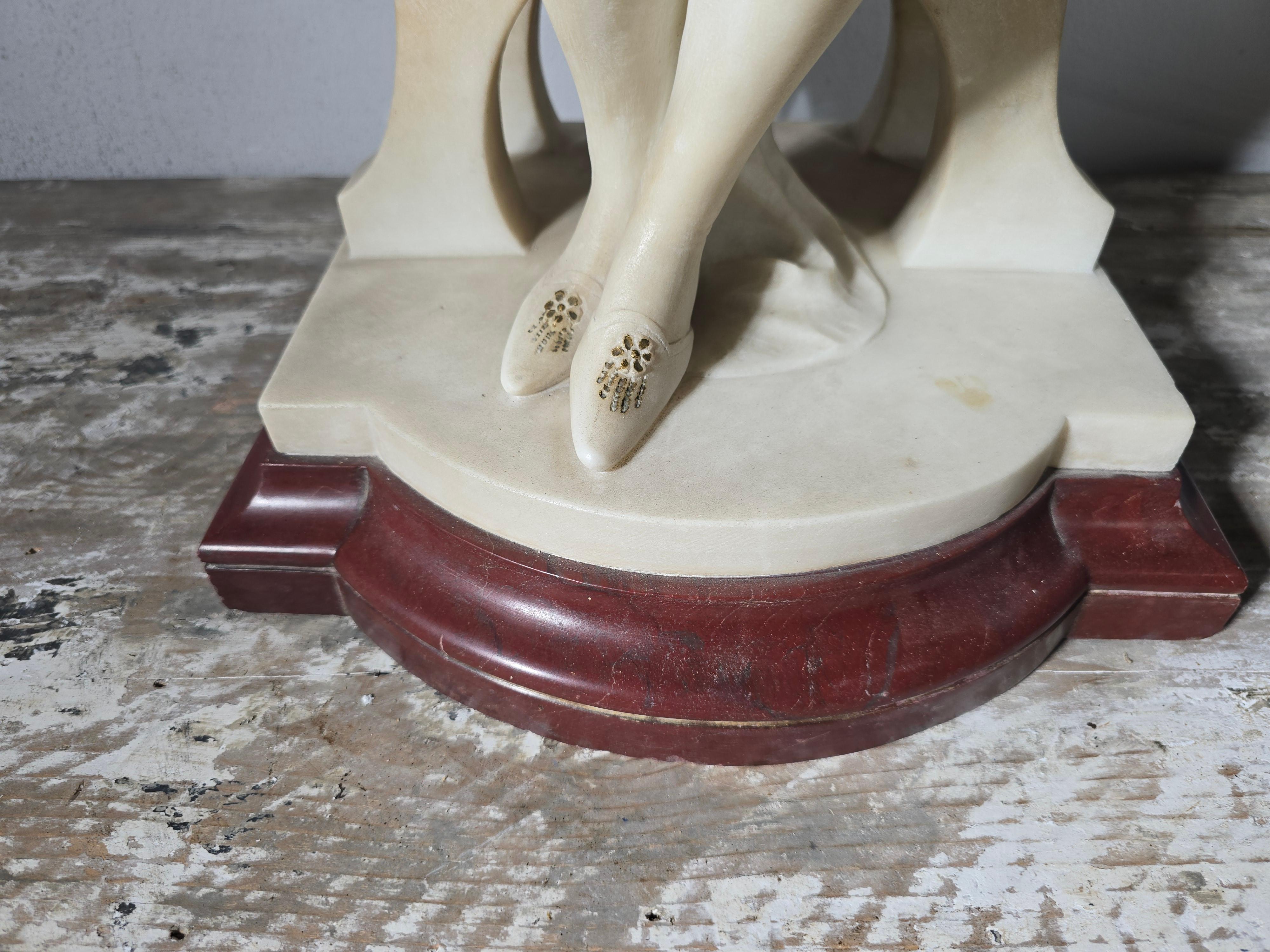 Scuola italiana, primo quarto del XX secolo. Scultura in marmo bianco scolpito in vendita 1