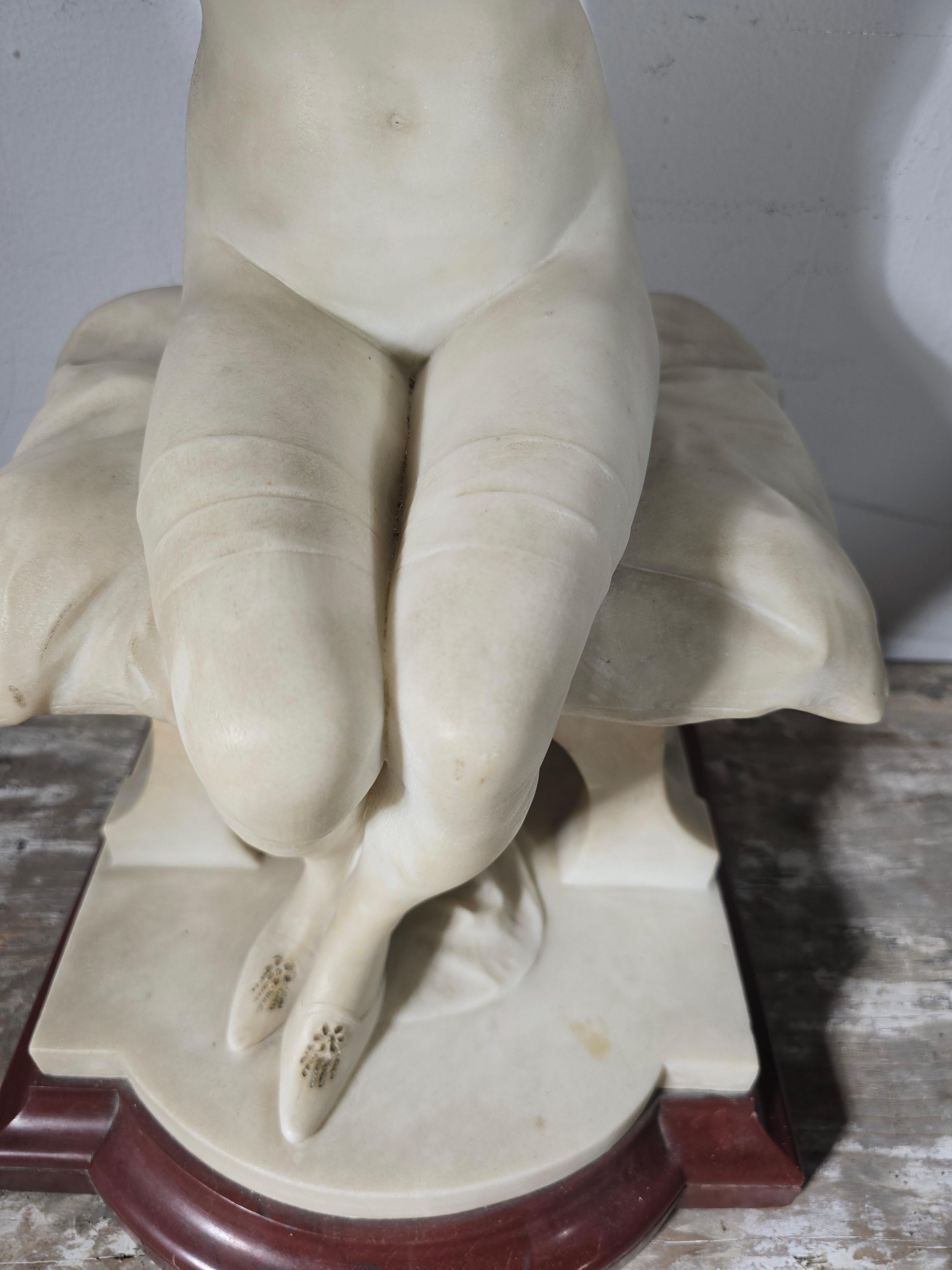 Scuola italiana, primo quarto del XX secolo. Scultura in marmo bianco scolpito in vendita 2