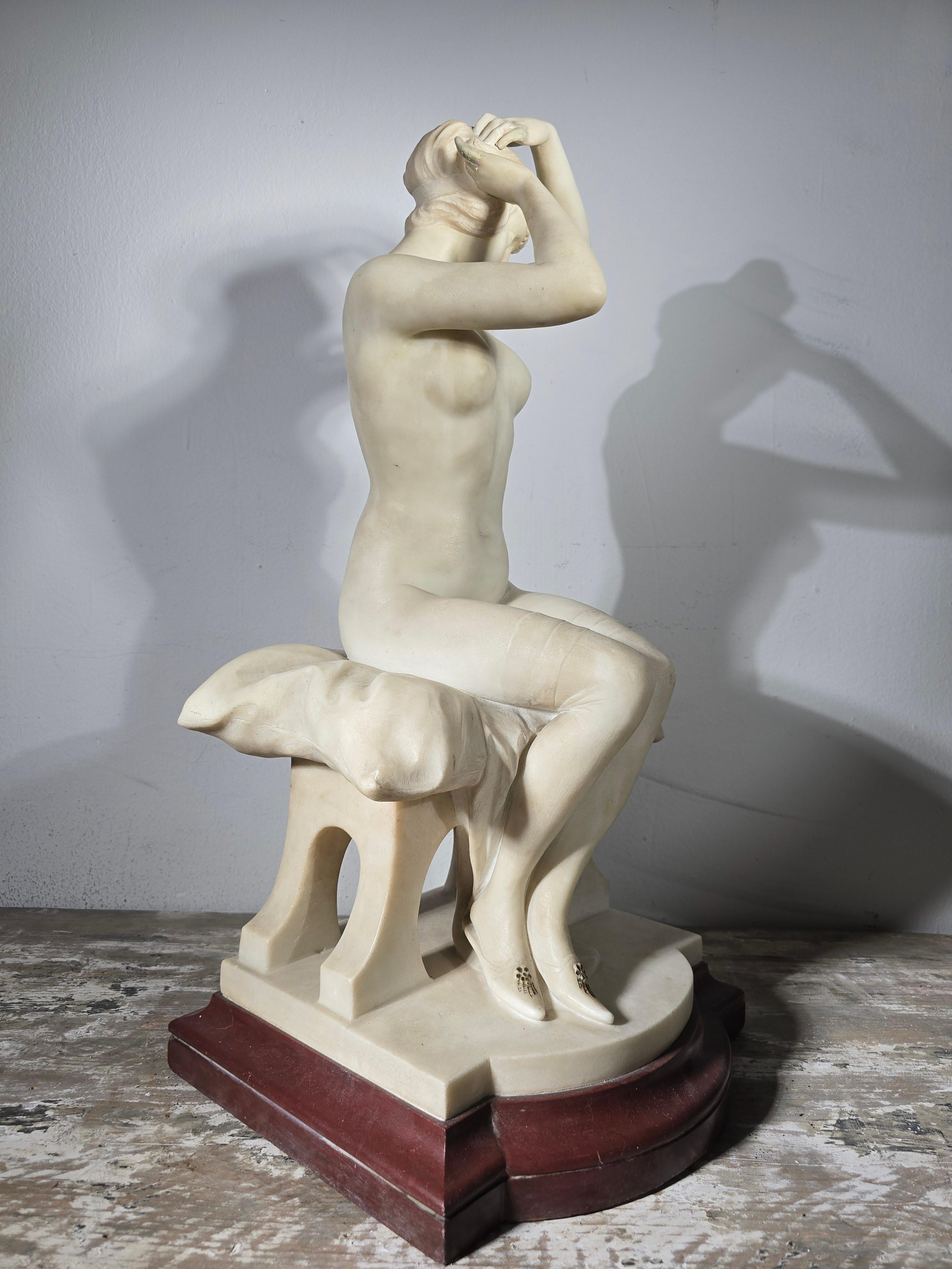 Scuola italiana, primo quarto del XX secolo. Scultura in marmo bianco scolpito in vendita 4