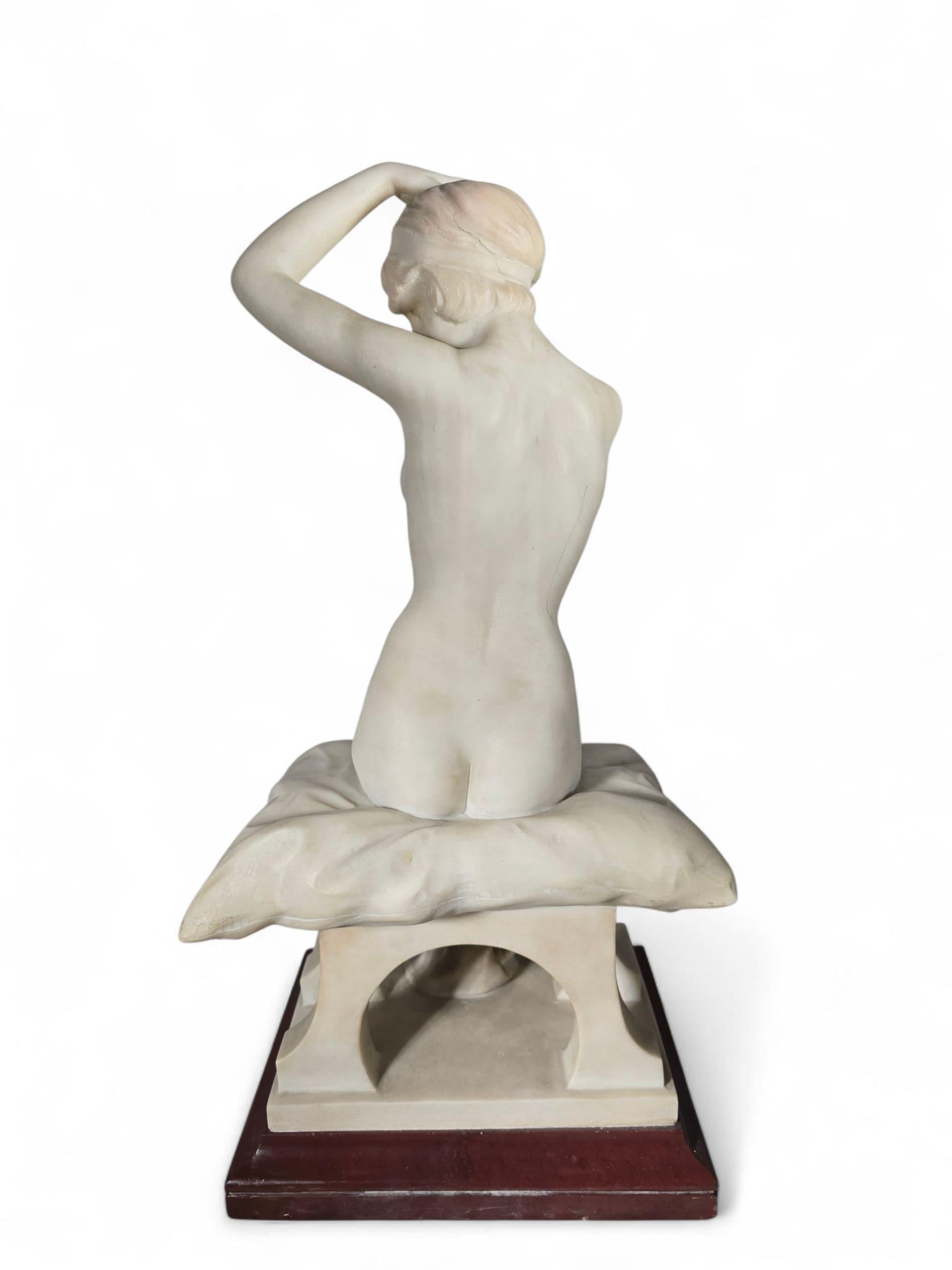 Scuola italiana, primo quarto del XX secolo. Scultura in marmo bianco scolpito in vendita 5