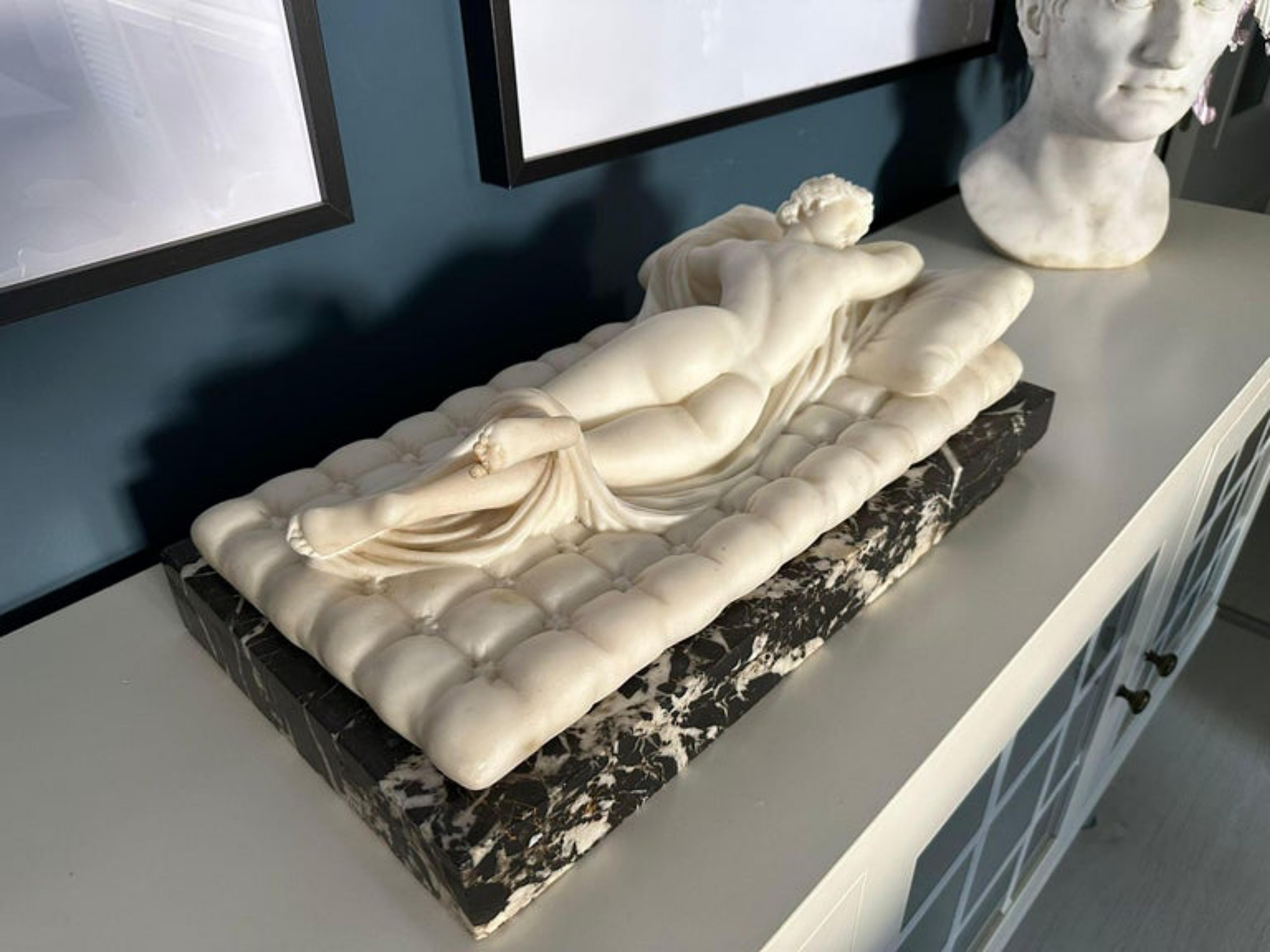 Skulptur der italienischen Schule „Hermaphrodite��“ aus weißem Carrara-Marmor des 19. Jahrhunderts (Italienisch) im Angebot