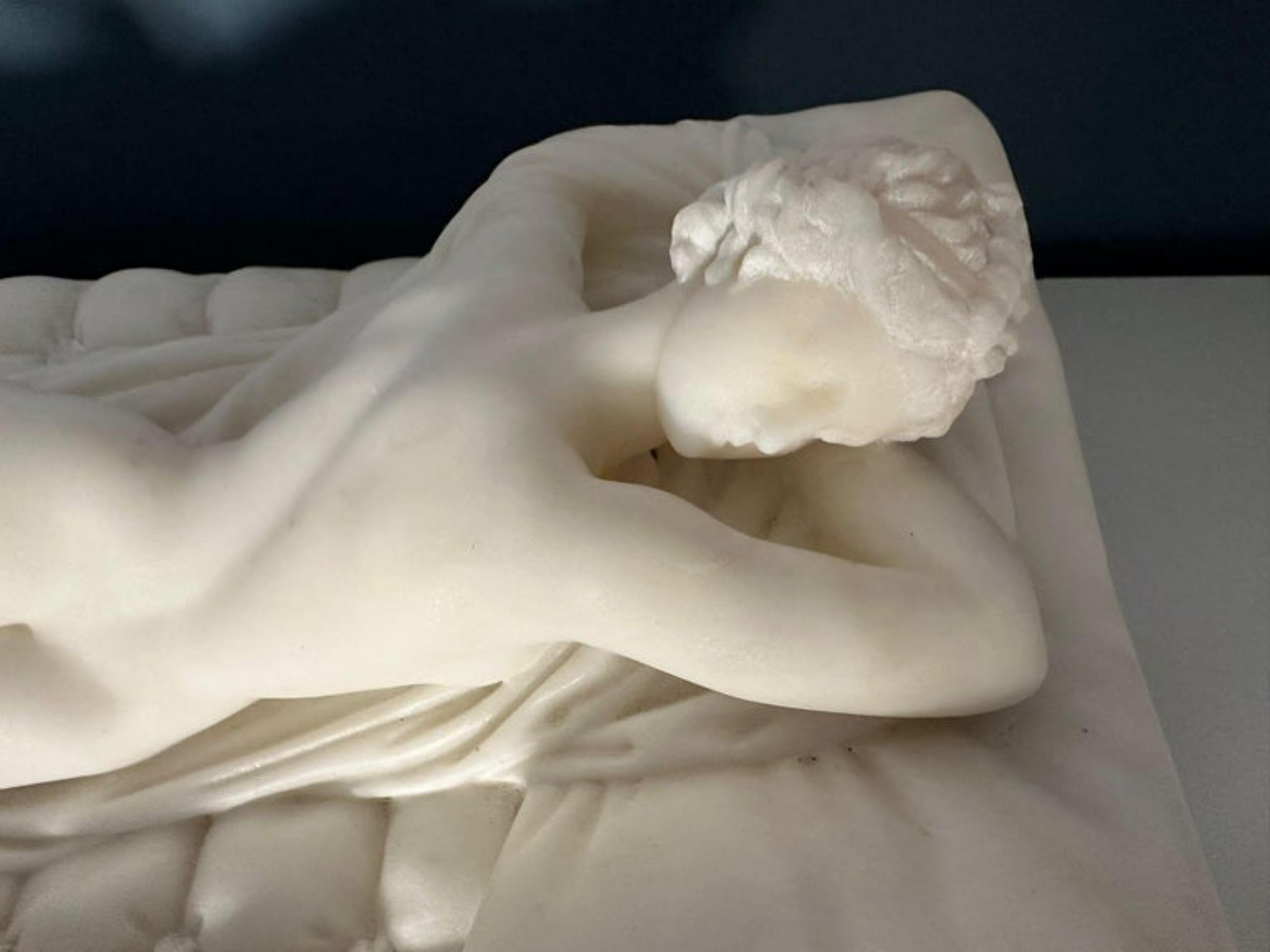 Skulptur der italienischen Schule „Hermaphrodite“ aus weißem Carrara-Marmor des 19. Jahrhunderts im Angebot 1