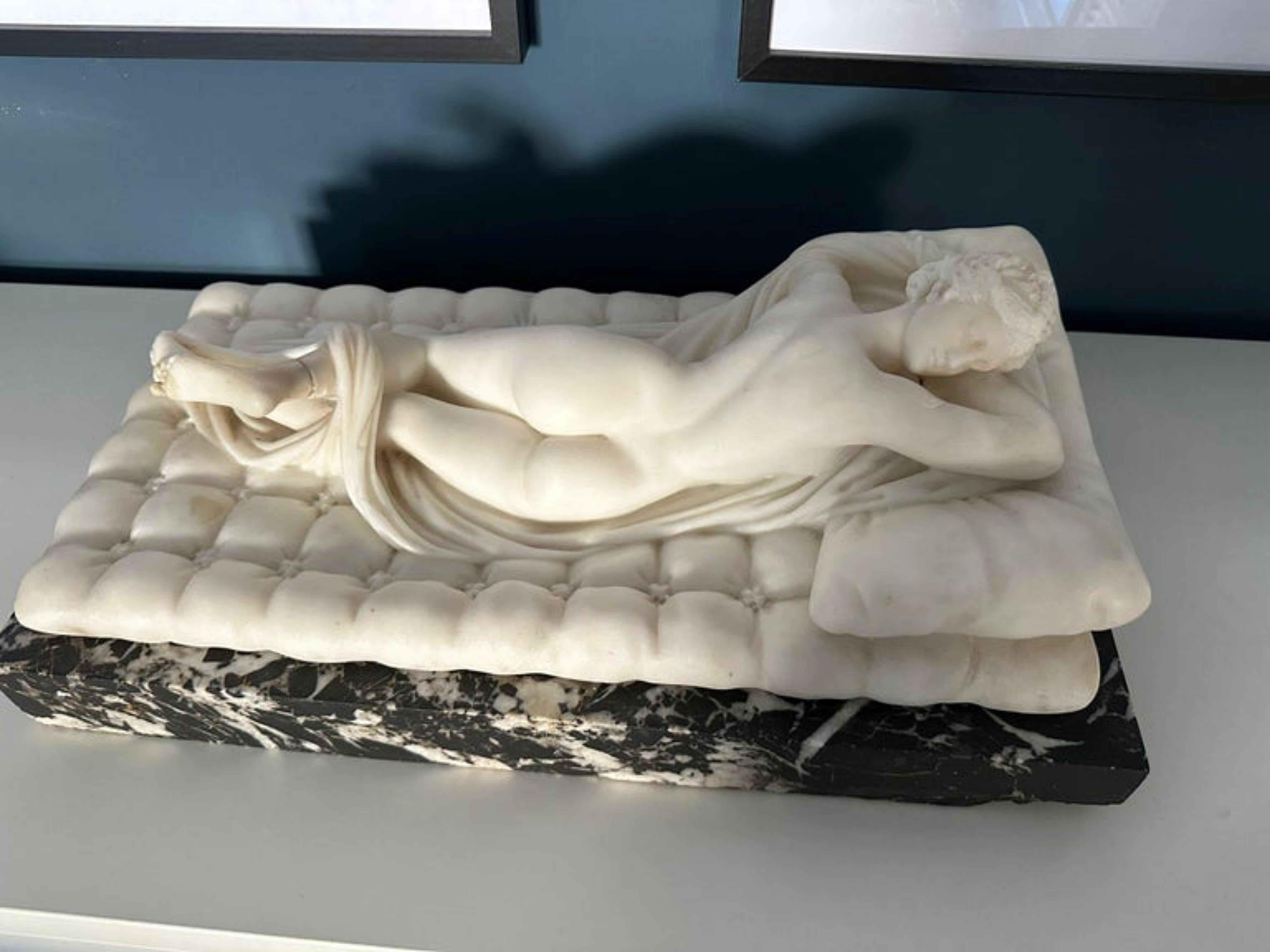 Skulptur der italienischen Schule „Hermaphrodite“ aus weißem Carrara-Marmor des 19. Jahrhunderts im Angebot 2