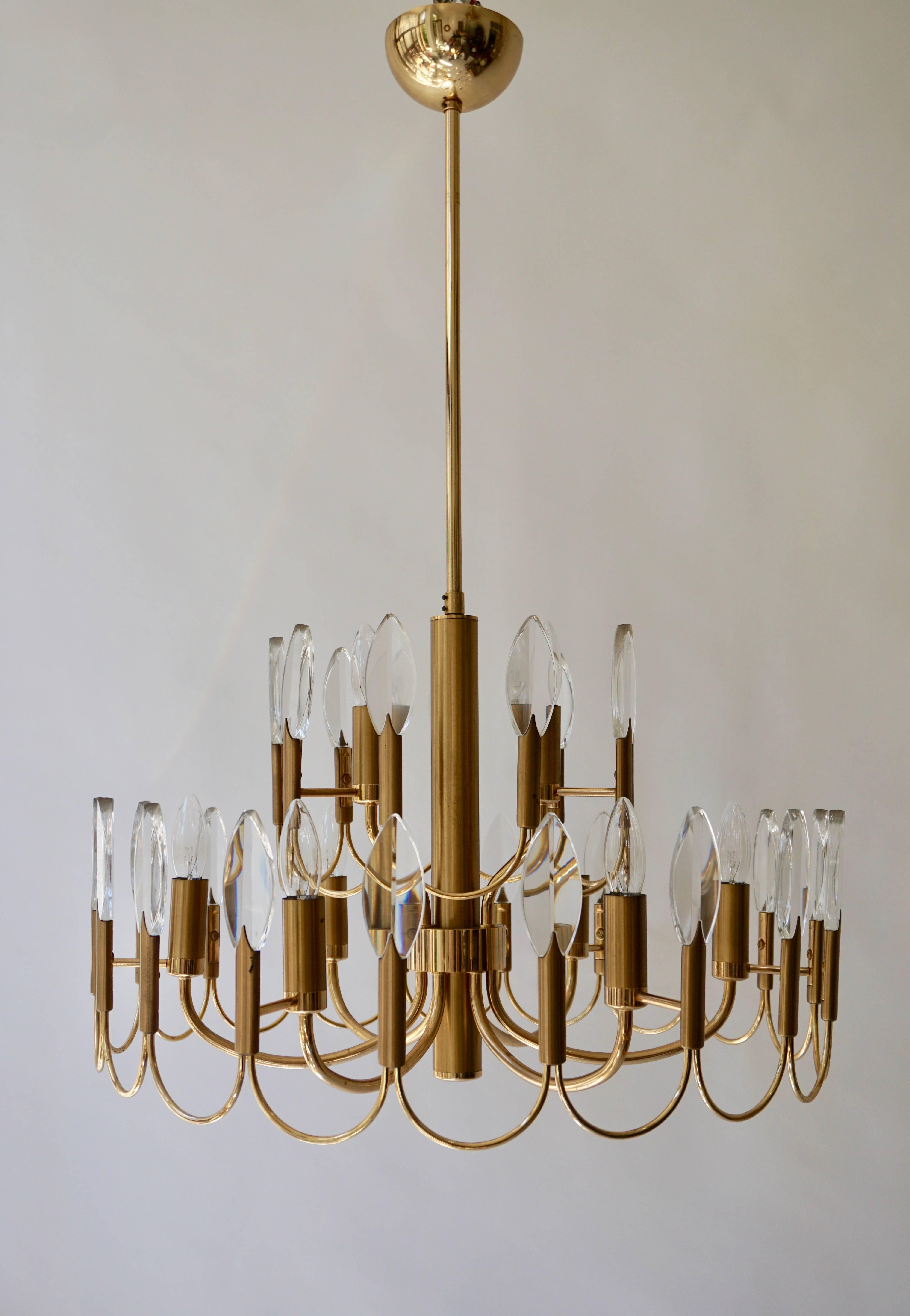 Elegante araña italiana de estilo Sciolari en latón y cristal.

Medidas: 
Diámetro 60 cm.
Accesorio de altura 38 cm.
Altura total 90 cm.
Nueve bombillas E14.