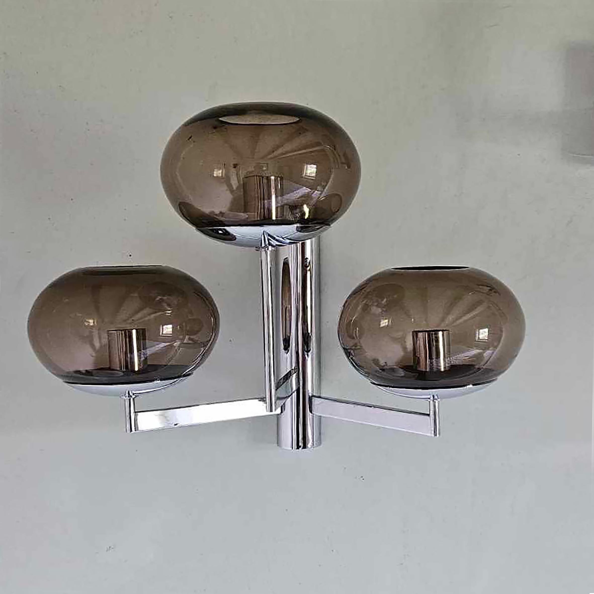 Pareja de apliques Gaetano Sciolari en metal cromado y verde fumé
se componen de 3 ramas con verdor ahumado
produisant une lumiere trés chaleureuse 