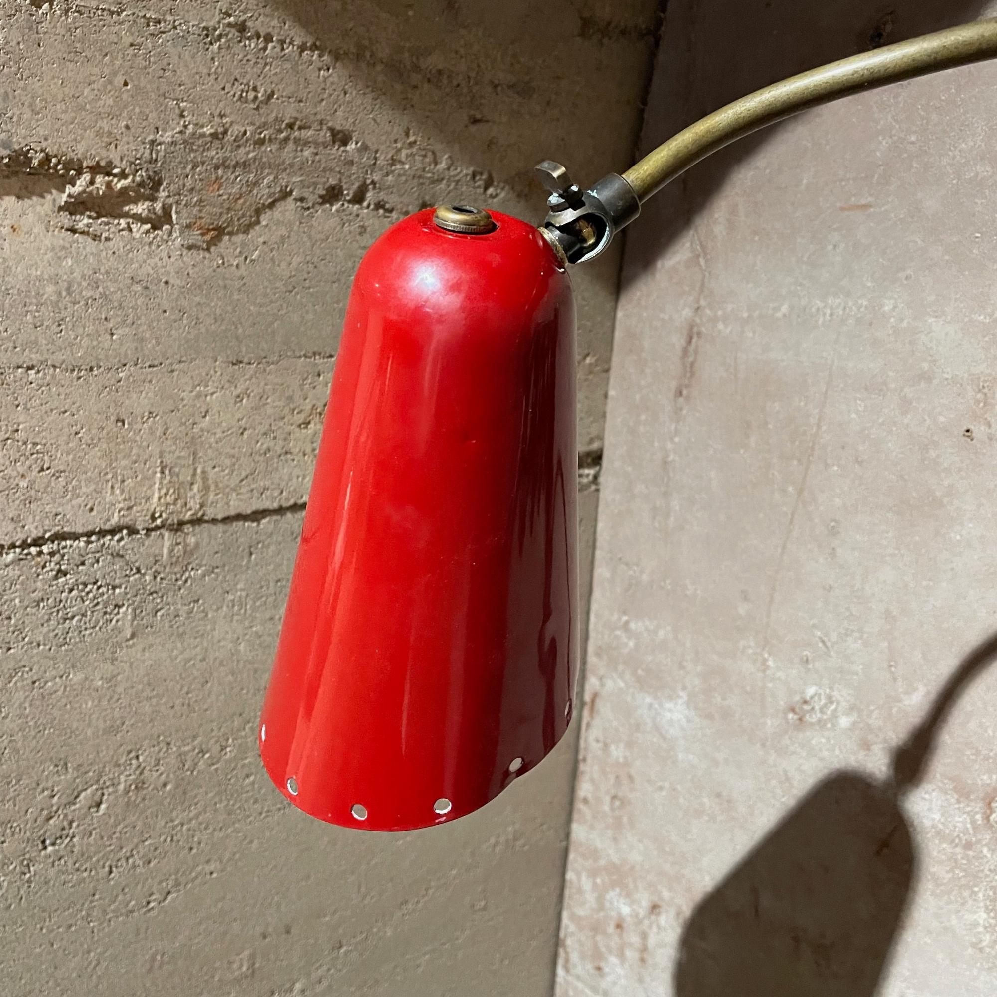 Applique murale italienne des années 1950 Lampe à ciseaux rouge Laiton patiné Italie en vente 1