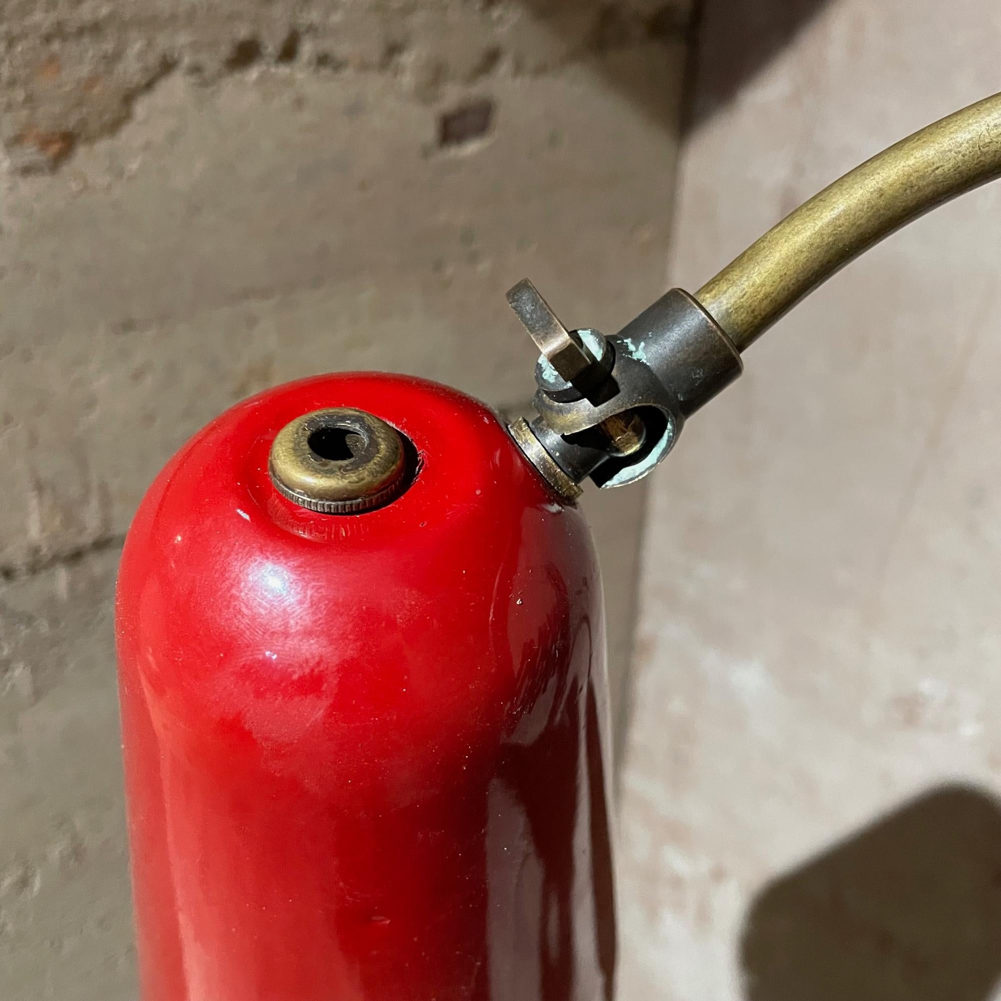 Applique murale italienne des années 1950 Lampe à ciseaux rouge Laiton patiné Italie en vente 2