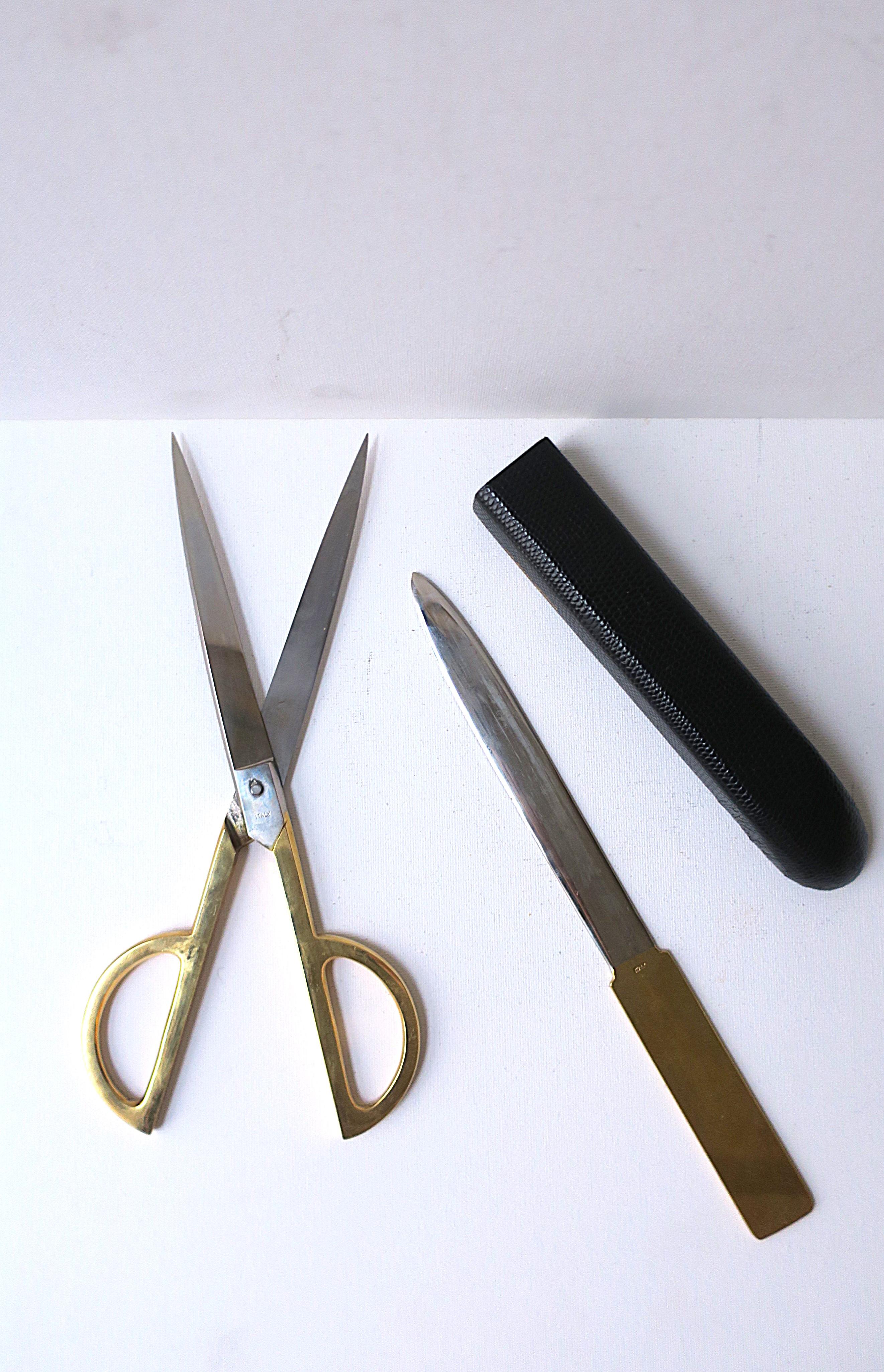 Schönes Set aus feiner italienischer Schere aus Messing und Edelstahl, Brieföffner und Etui aus genarbtem Leder, postmodernes Design/70er-Jahre-Moderne, ca. Ende des 20. Jahrhunderts, Italien. Ideal für Schreibtisch/Büro, Bibliothek, Küche etc. Mit