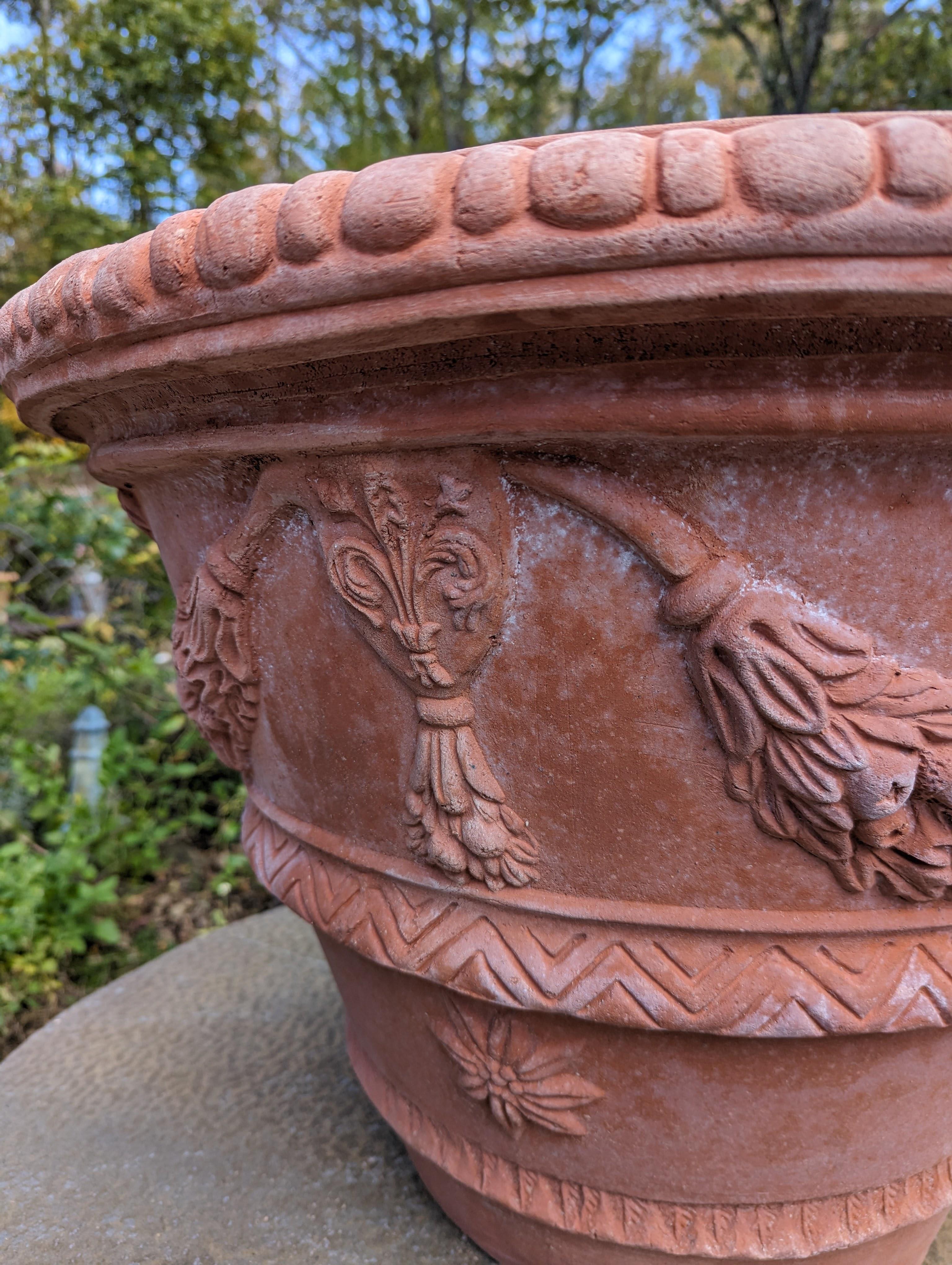 Maceta de terracota con diseño 