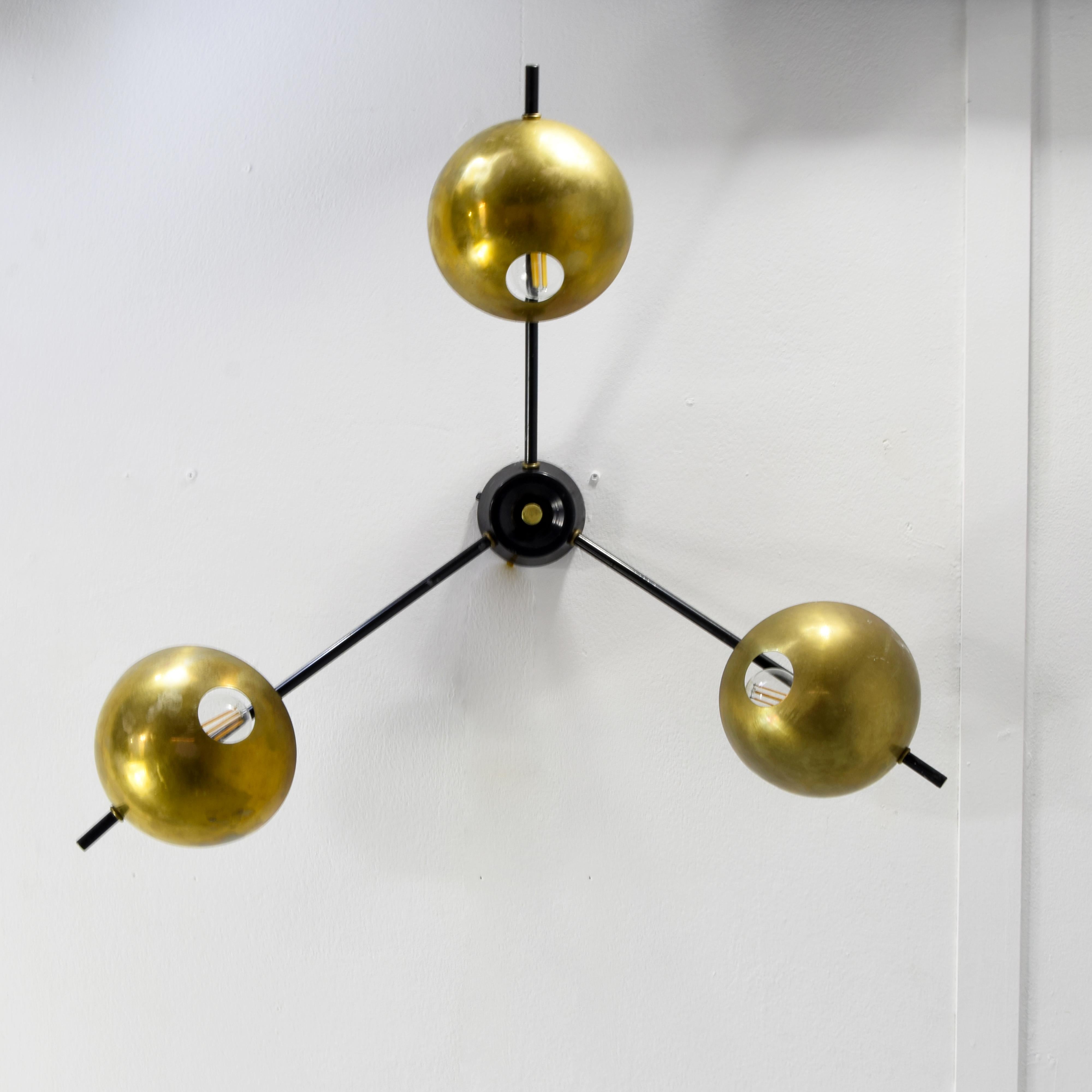 The wall light is characterised by a minimalist and elegant design, typical of the Stilnovo movement, known for its ability to combine functionality and formal beauty. The main body of the wall light is made of brass, which gives it a warm and