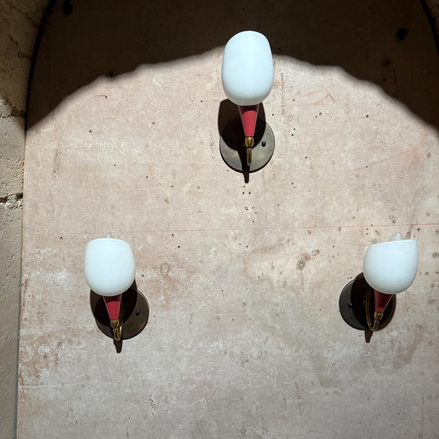 Para tu consideración, un candelabro italiano  con pantalla escultural de cristal satinado y cuerpo de latón. Carrocería de aluminio con pintura roja original. Era Ponti de mediados de siglo. Fabricado en Italia alrededor de los años 50. Hay tres