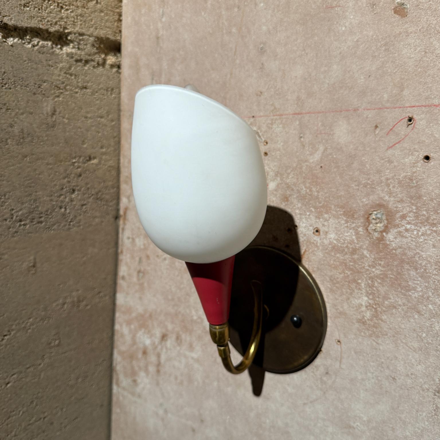 Lámpara Italiana Escultórica Pantalla de Vidrio Satinado y Latón Mediados de Siglo Época Ponti Pintado en venta