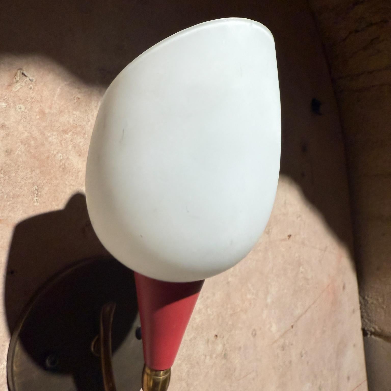 Lámpara Italiana Escultórica Pantalla de Vidrio Satinado y Latón Mediados de Siglo Época Ponti Aluminio en venta