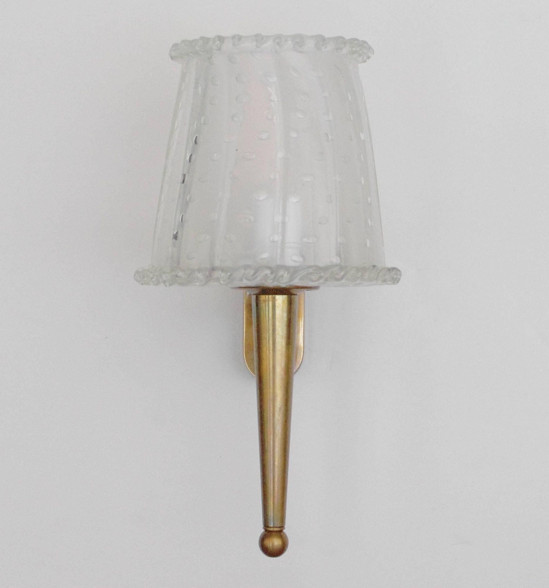 Single vintage Italian sconce with lightly frosted clear Murano glass hand blown to produce a lamp shade with bubbles within the glass in Pulegoso technique mounted on a brass bracket / Made in Italy in the 1960’s

