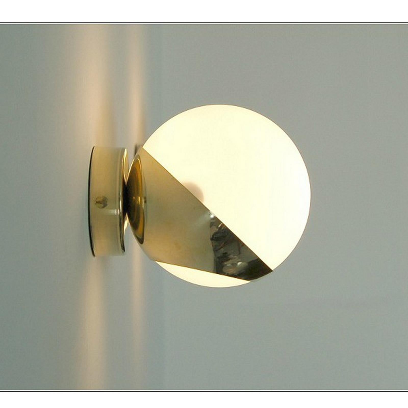 Mid-century design wall lights in the style of Stilnovo.
A stylish combination of brass & opaline glass!
These wall lights look amazing when lit and are a superb example of the famous Italian design of the 1950s.
For the US will be equipped with E12