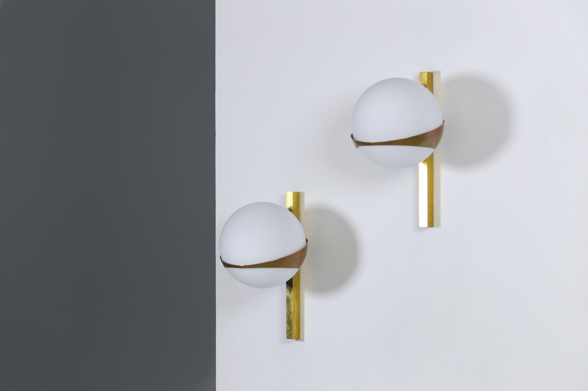 Mid-Century moderno Italian Sconces, Stilnovo Style Design Midcentury, Opaline and Brass in vendita