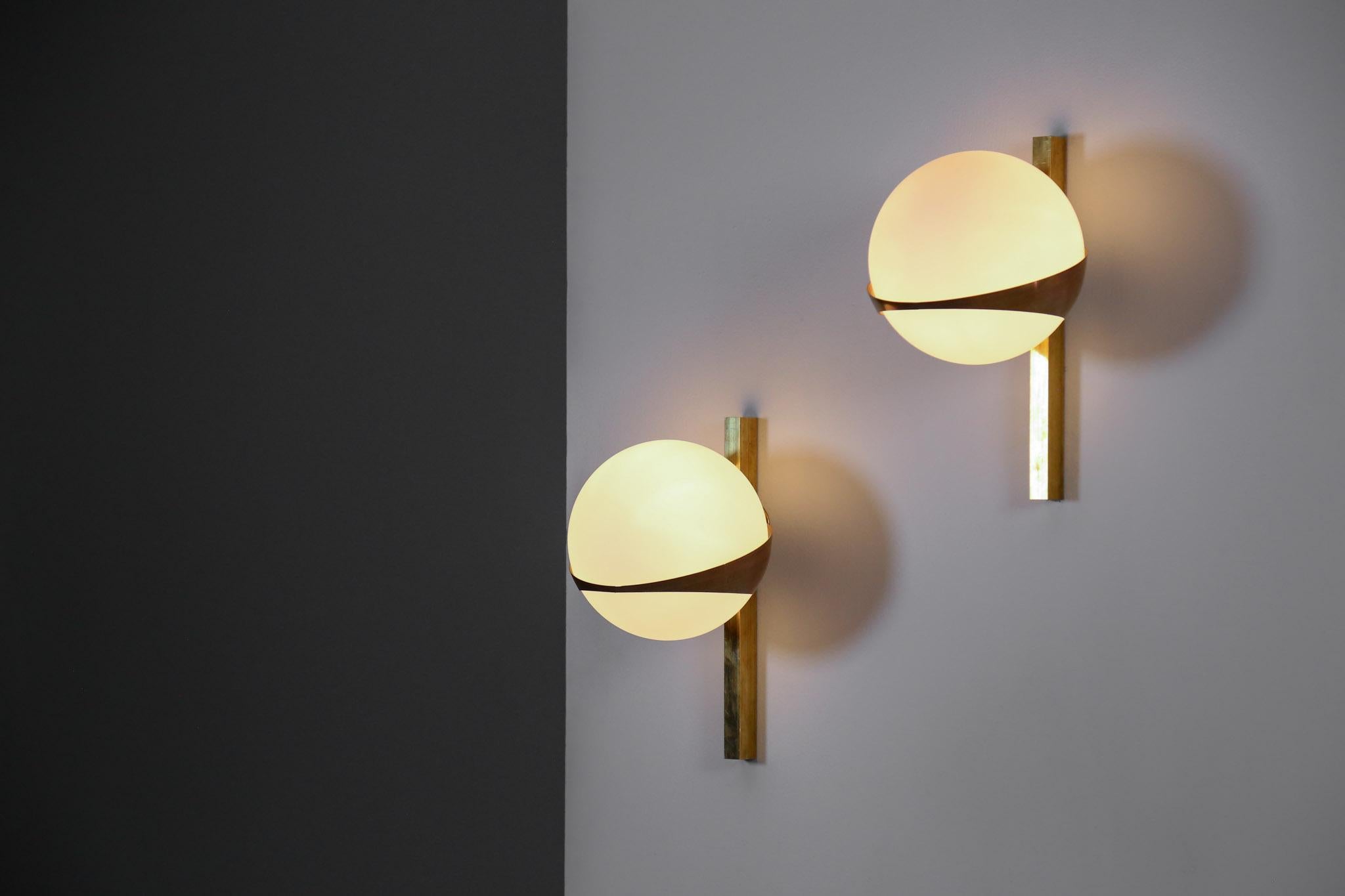 Italian Sconces, Stilnovo Style Design Midcentury, Opaline and Brass In Excellent Condition For Sale In Lyon, FR