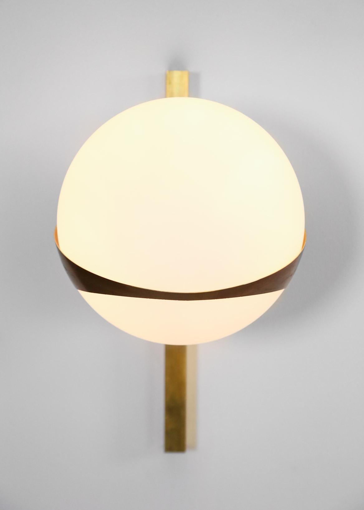 Italian Sconces, Stilnovo Style Design Midcentury, Opaline and Brass For Sale 2