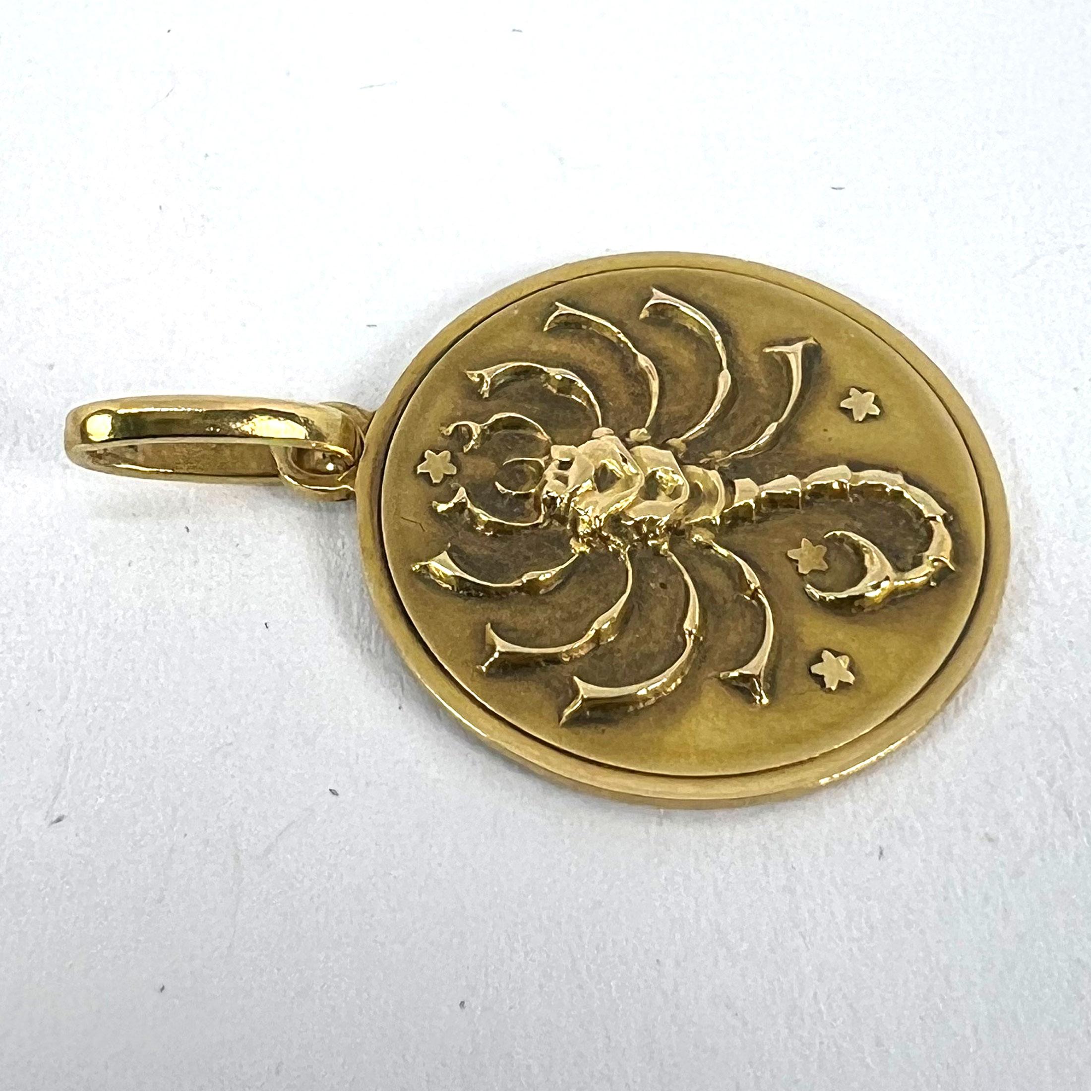 Italian Scorpio Starsign Zodiac 18K Yellow Gold Charm Medal Pendant in vendita 10