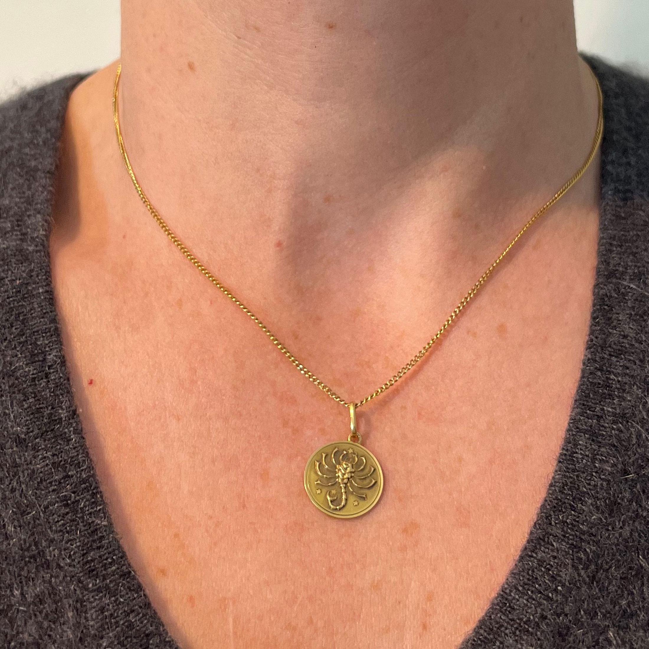 da uomo o donna Italian Scorpio Starsign Zodiac 18K Yellow Gold Charm Medal Pendant in vendita