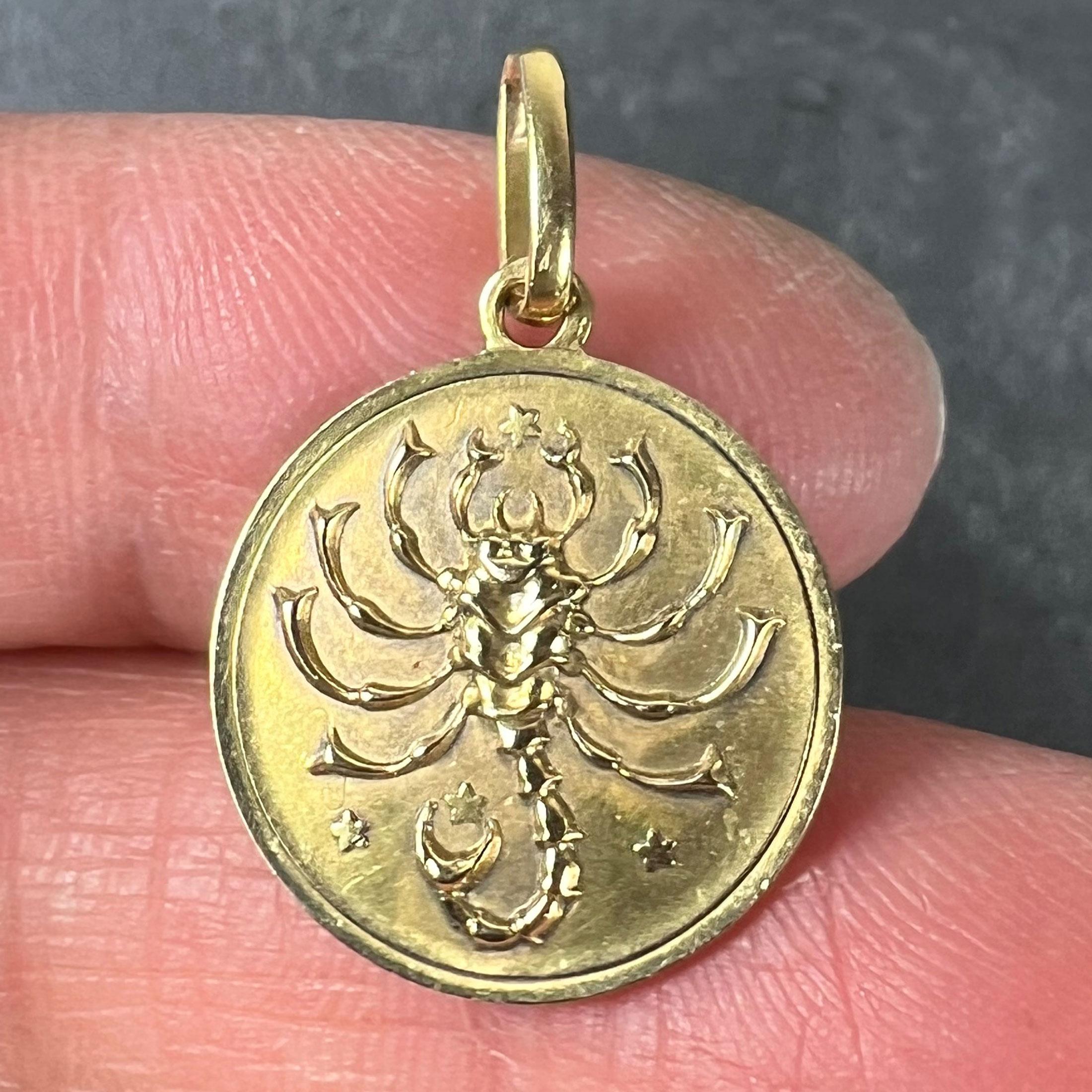 Italian Scorpio Starsign Zodiac 18K Yellow Gold Charm Medal Pendant in vendita 1