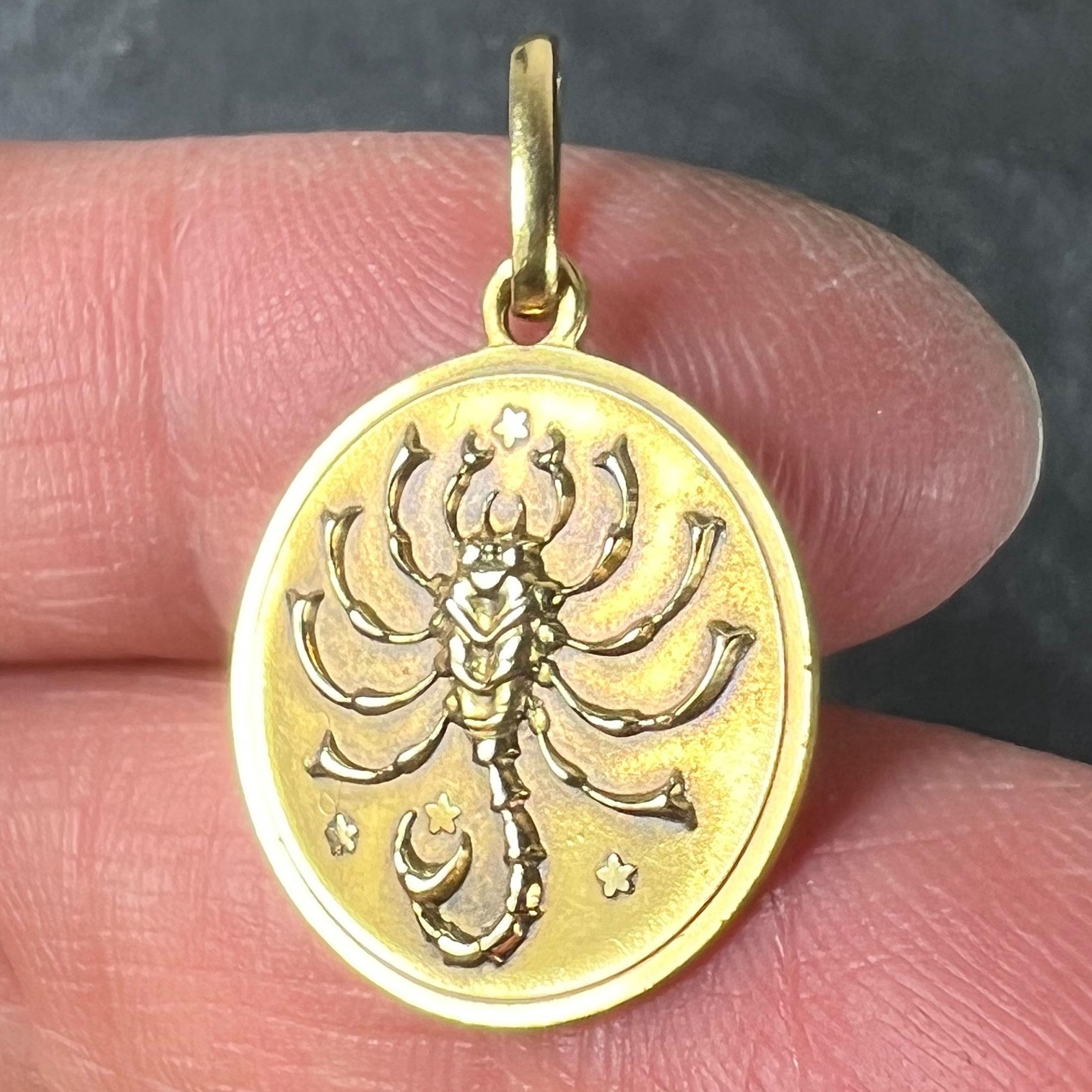 Italian Scorpio Starsign Zodiac 18K Yellow Gold Charm Medal Pendant in vendita 2