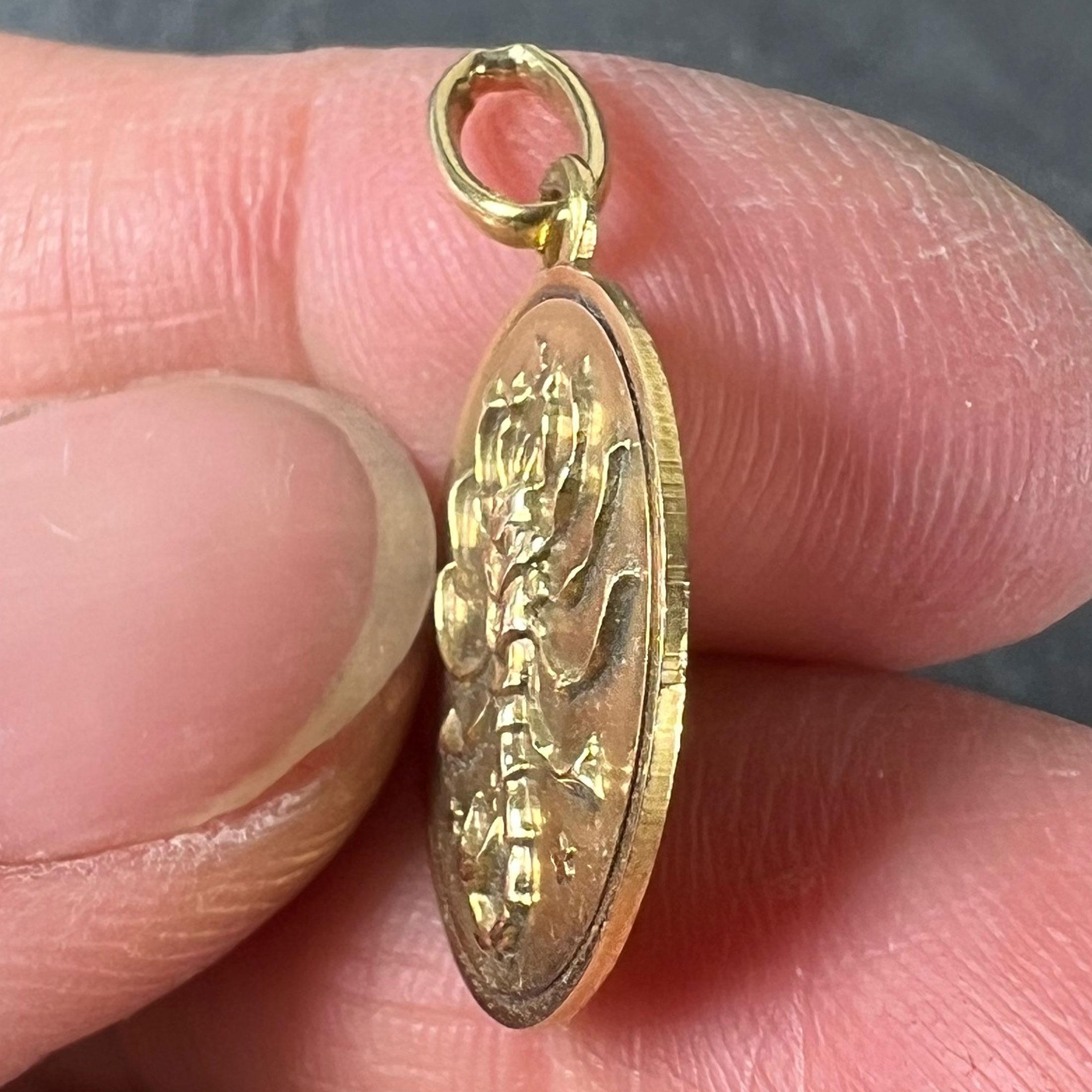 Italian Scorpio Starsign Zodiac 18K Yellow Gold Charm Medal Pendant in vendita 3