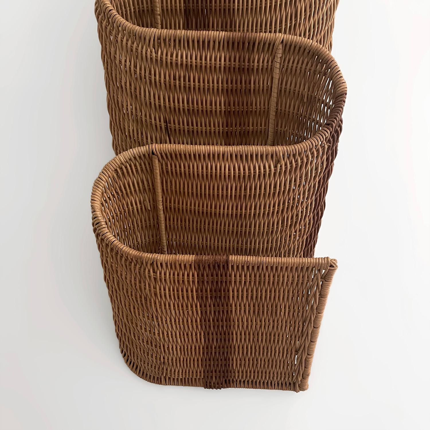 Italienisches Rattan-Magazin-Wandregal mit Skulpturen im Angebot 6