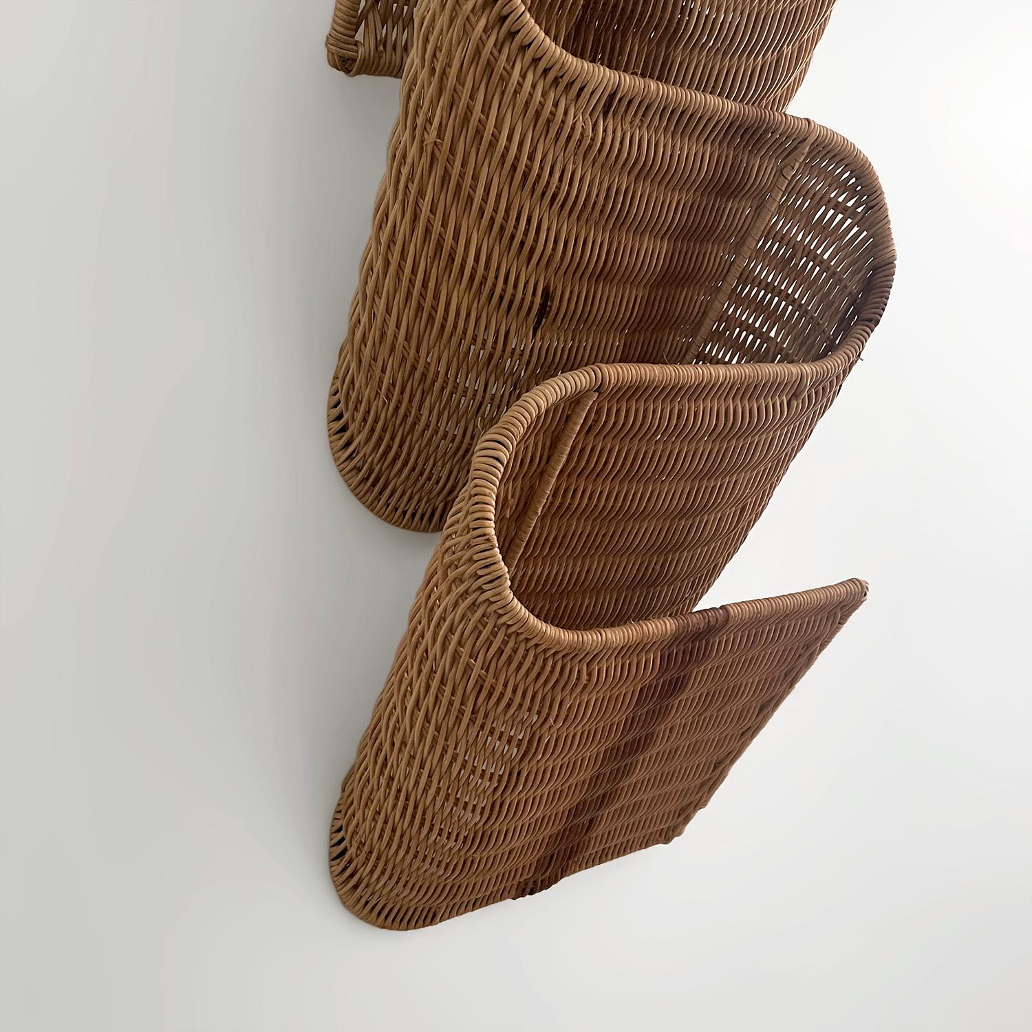 Italienisches Rattan-Magazin-Wandregal mit Skulpturen im Angebot 7