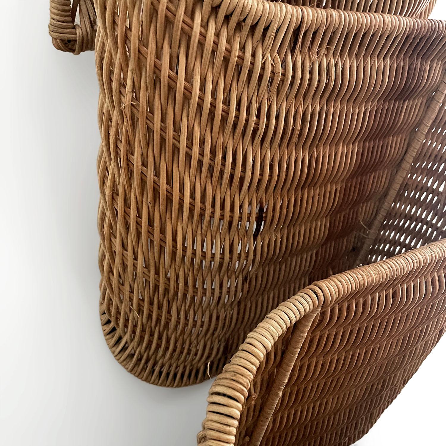 Italienisches Rattan-Magazin-Wandregal mit Skulpturen im Angebot 8
