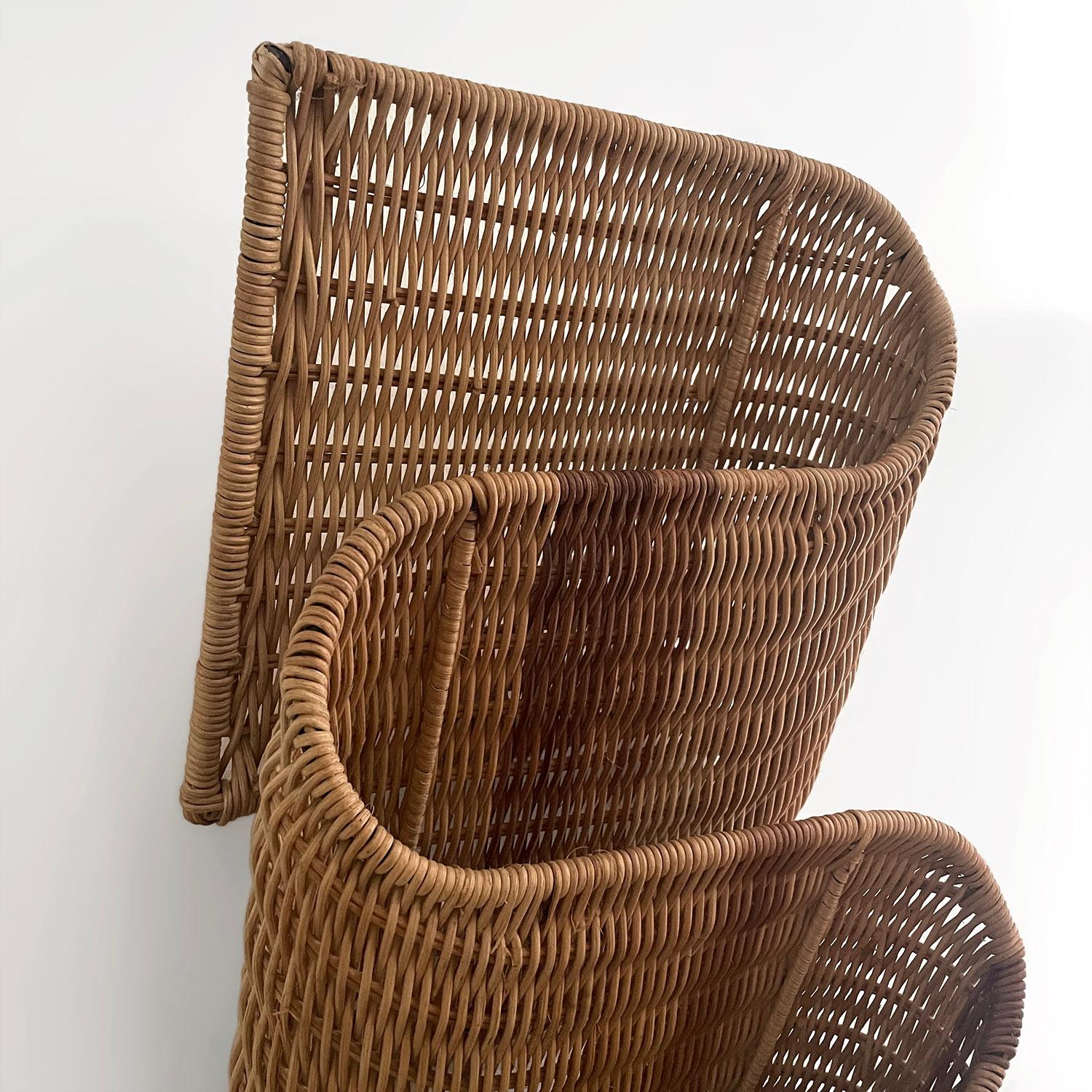Italienisches Rattan-Magazin-Wandregal mit Skulpturen im Angebot 9