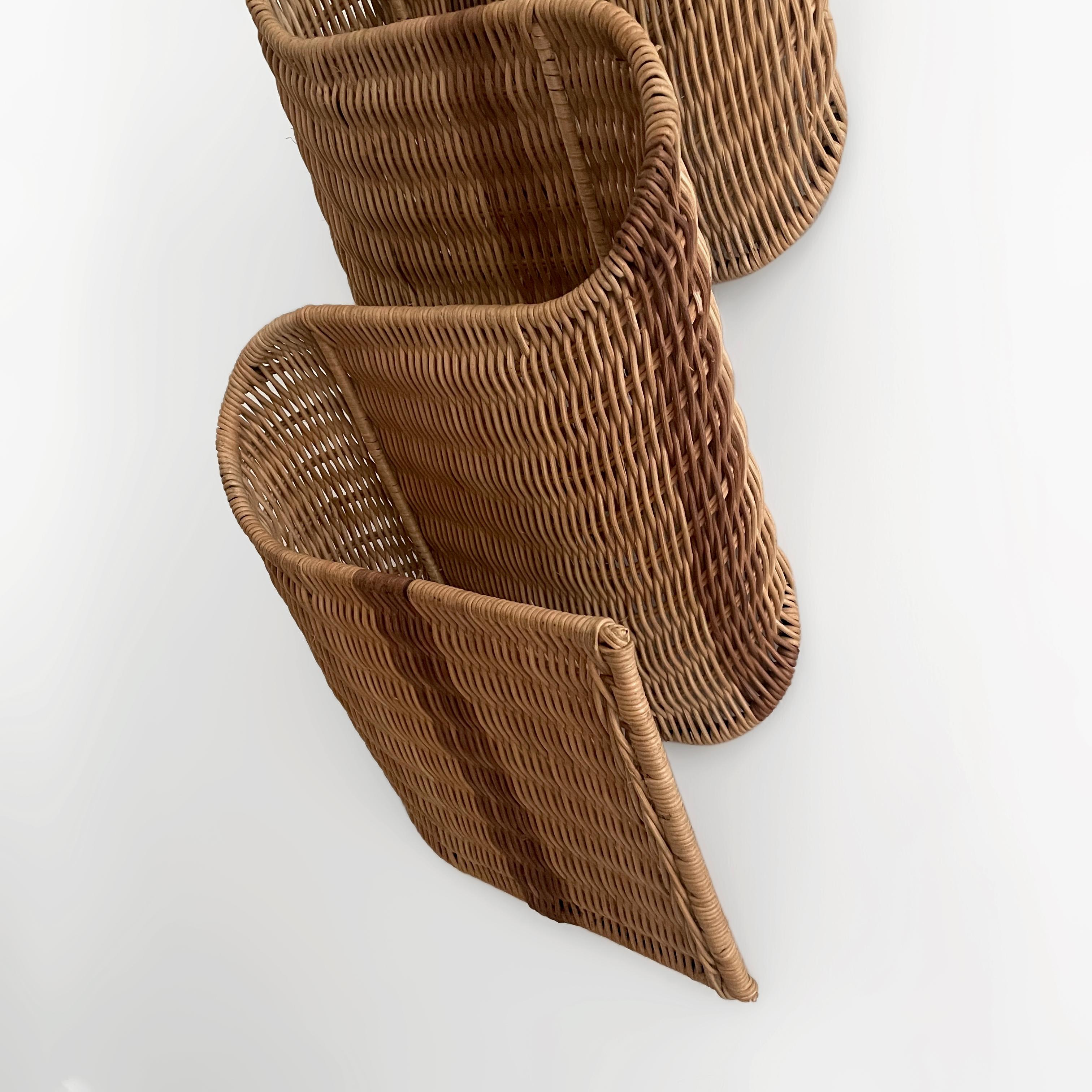 Italienisches Rattan-Magazin-Wandregal mit Skulpturen im Angebot 10