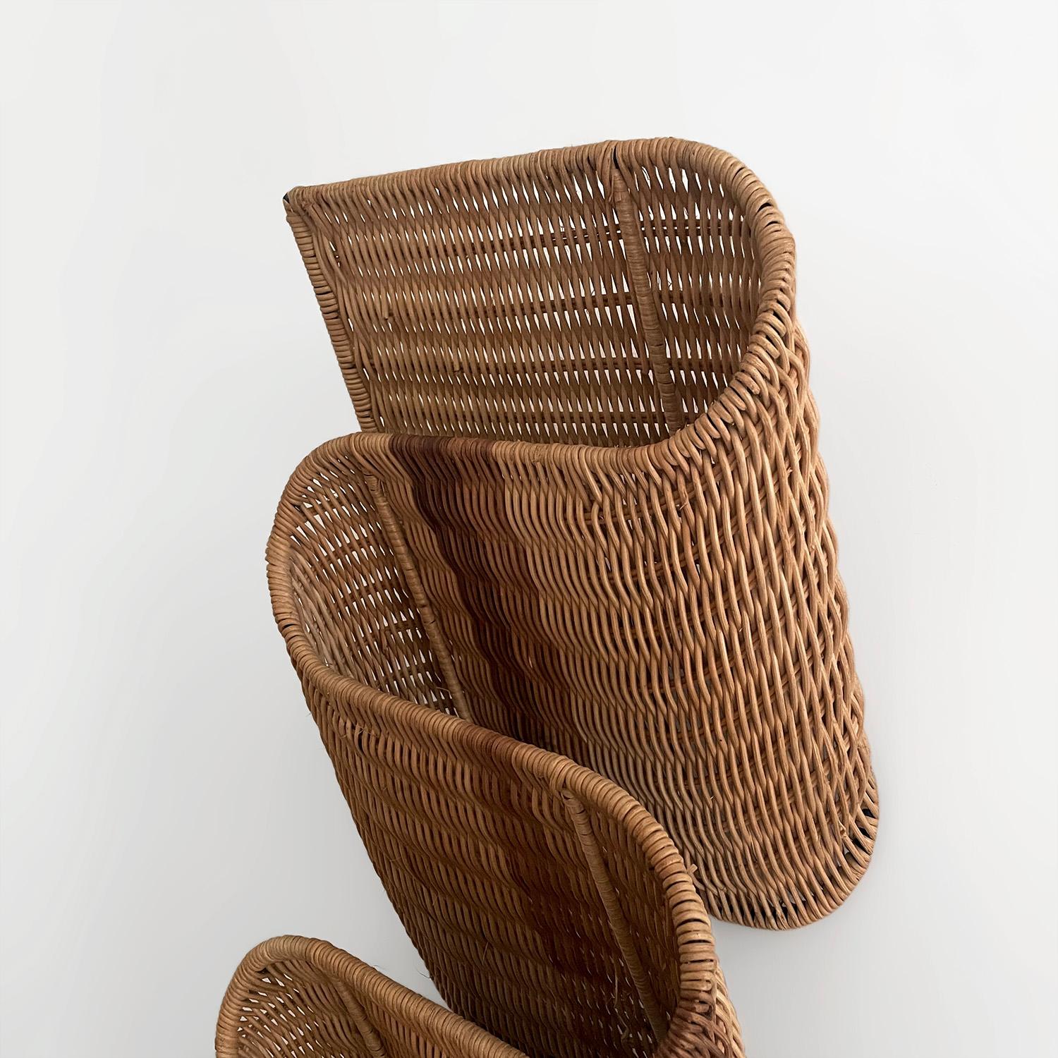 Italienisches Rattan-Magazin-Wandregal mit Skulpturen im Angebot 11