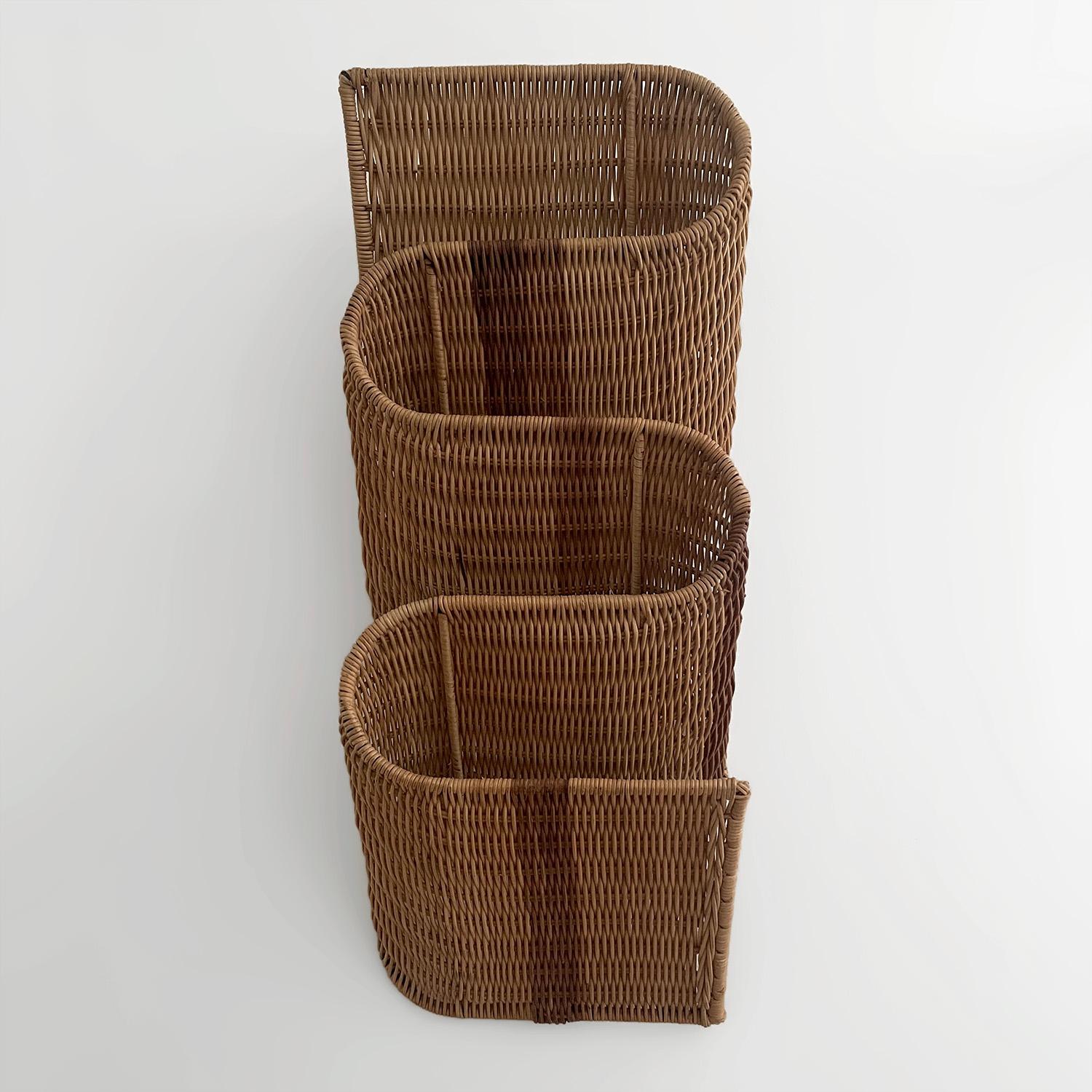 Italienisches Rattan-Magazin-Wandregal mit Skulpturen im Angebot 12